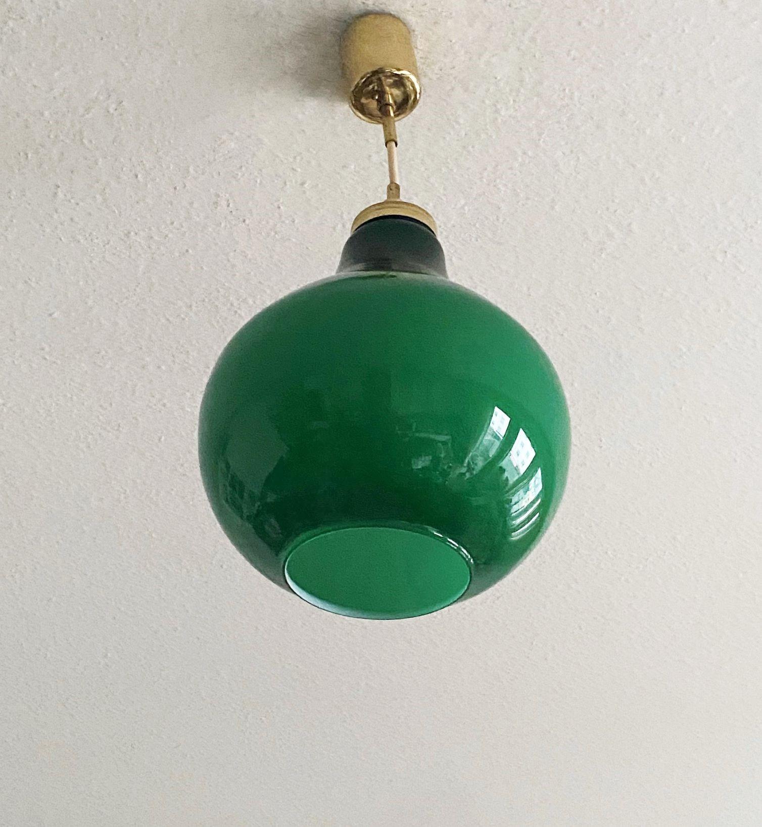 Schwedisch Mitte des Jahrhunderts  Großer Anhänger in Form einer Glühbirne aus grünem Opalglas und Messing, 1960er Jahre im Angebot 1