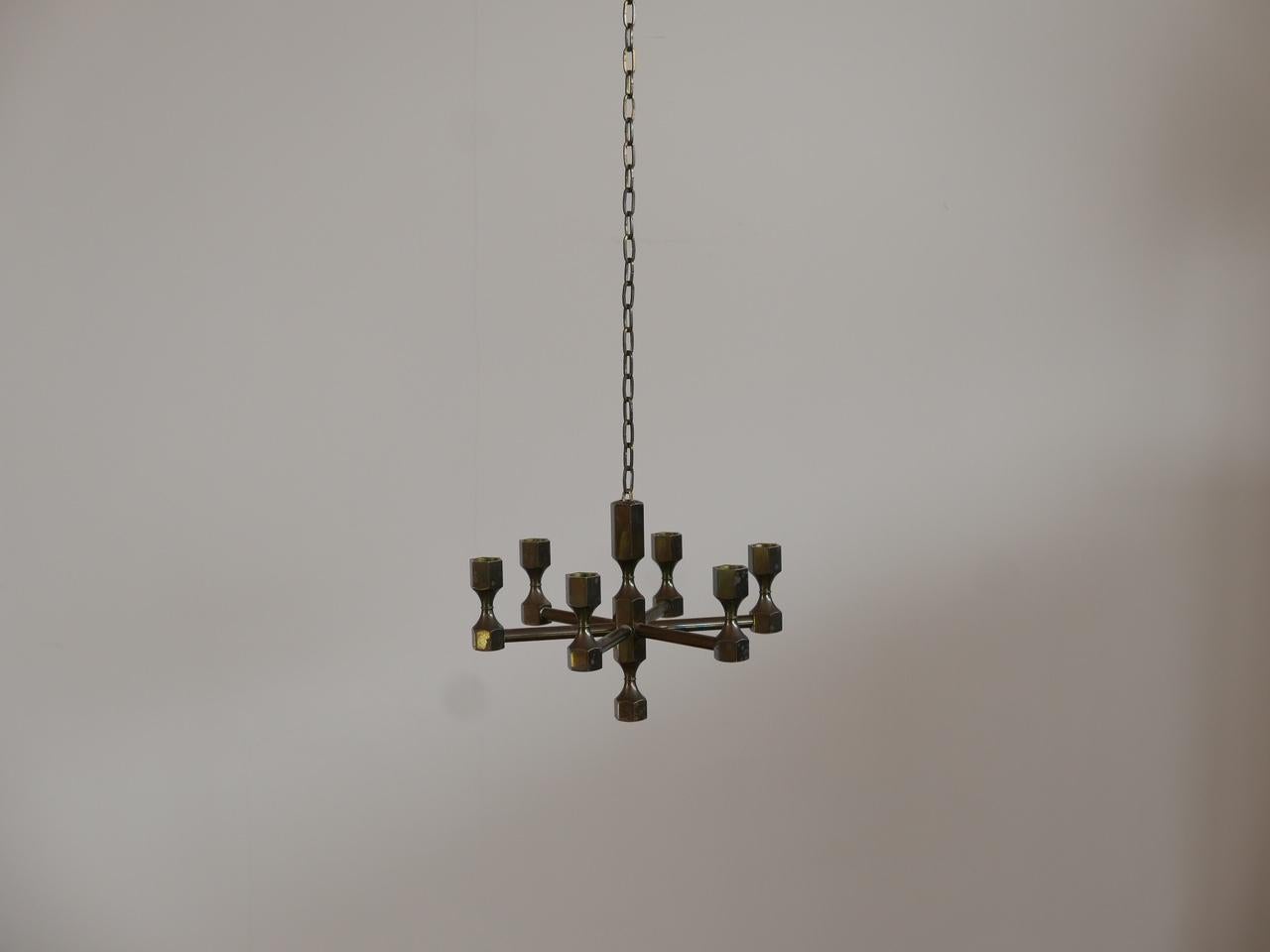 An unusual hanging candelabra likely made by Lars Bergsten for Gusum Metallslojden AB, Sweden. 

Nickel-plated brass.

Heavy and good quality.

Candles not included,

circa 1970s, Sweden.

Dimensions: 28 diameter x 20 height x 140 total