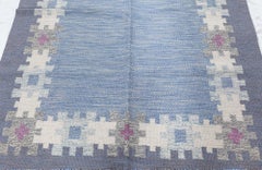 Alfombra sueca de tejido plano de color marfil de mediados de siglo, obra de Ingegerd Silow, firmada «I.S.»