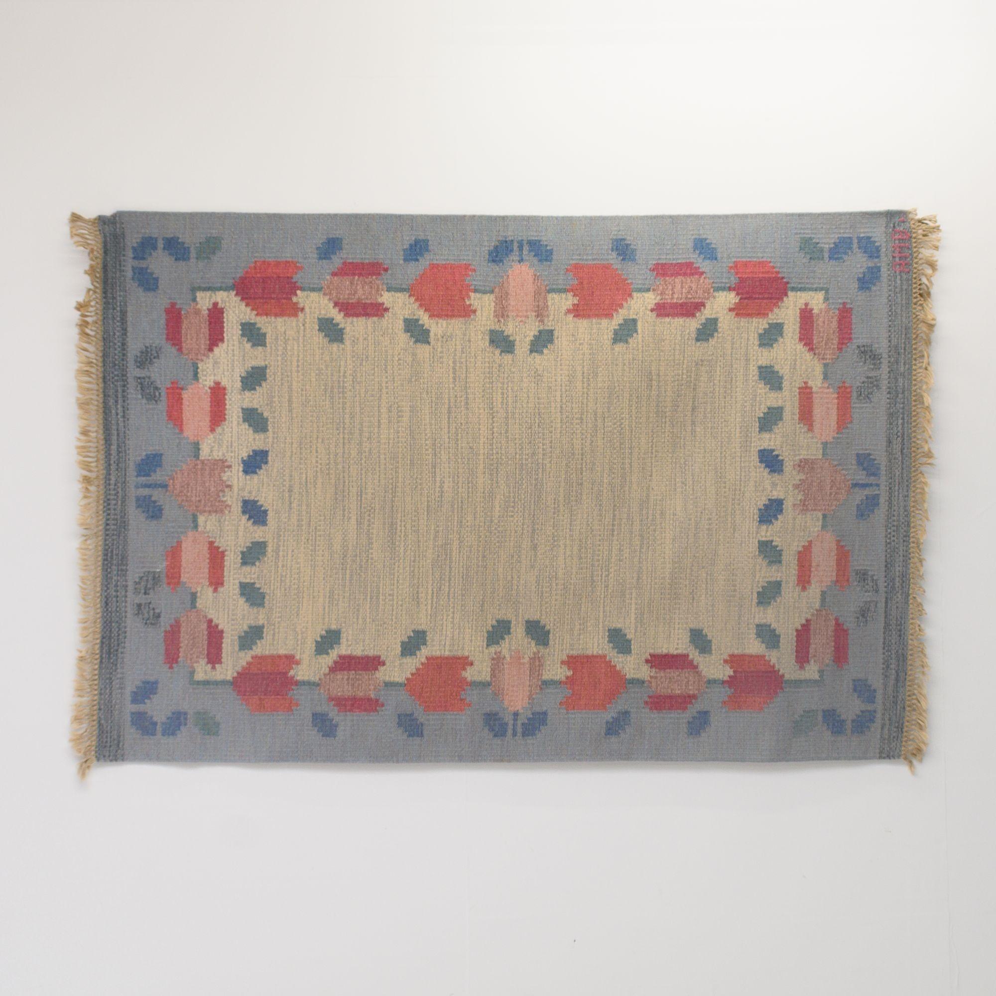 Schwedischer Blumenkelim von Anne-Marie Boberg aus der Jahrhundertmitte in Blau- und Cremetönen mit Tulpenmuster-Bordüre. Unterschrieben. Professionell gereinigt.
H 207cm x B 138cm x T 1cm
