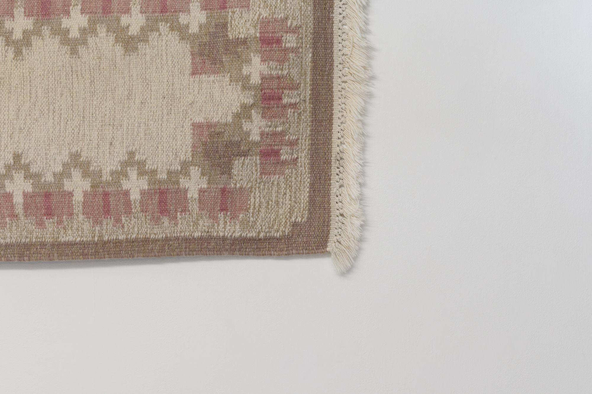 Piccolo runner da pavimento Kilim svedese di metà secolo, nei toni del crema e del rosa. Tutti i nostri tappeti vintage sono sottoposti a un processo di pulizia professionale. Tuttavia, a causa della loro età e della loro vita precedente, alcuni di