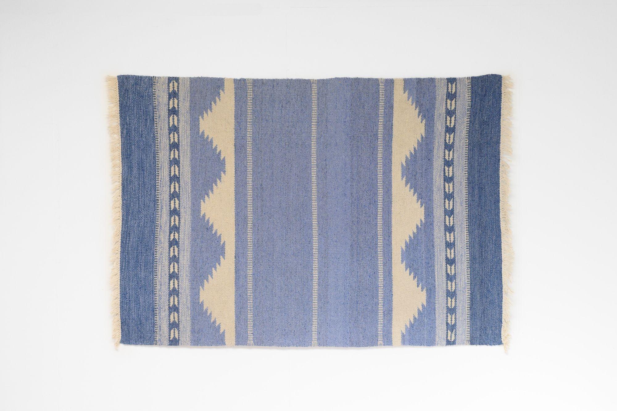 Schwedischer Kelim aus der Jahrhundertmitte in dunklen Blau- und Cremetönen mit einem linearen geometrischen Muster.
Schweden um 1960.
H 1cm x B 211cm x T 144cm
Alle unsere Teppiche werden einer professionellen Reinigung unterzogen. Aufgrund ihres