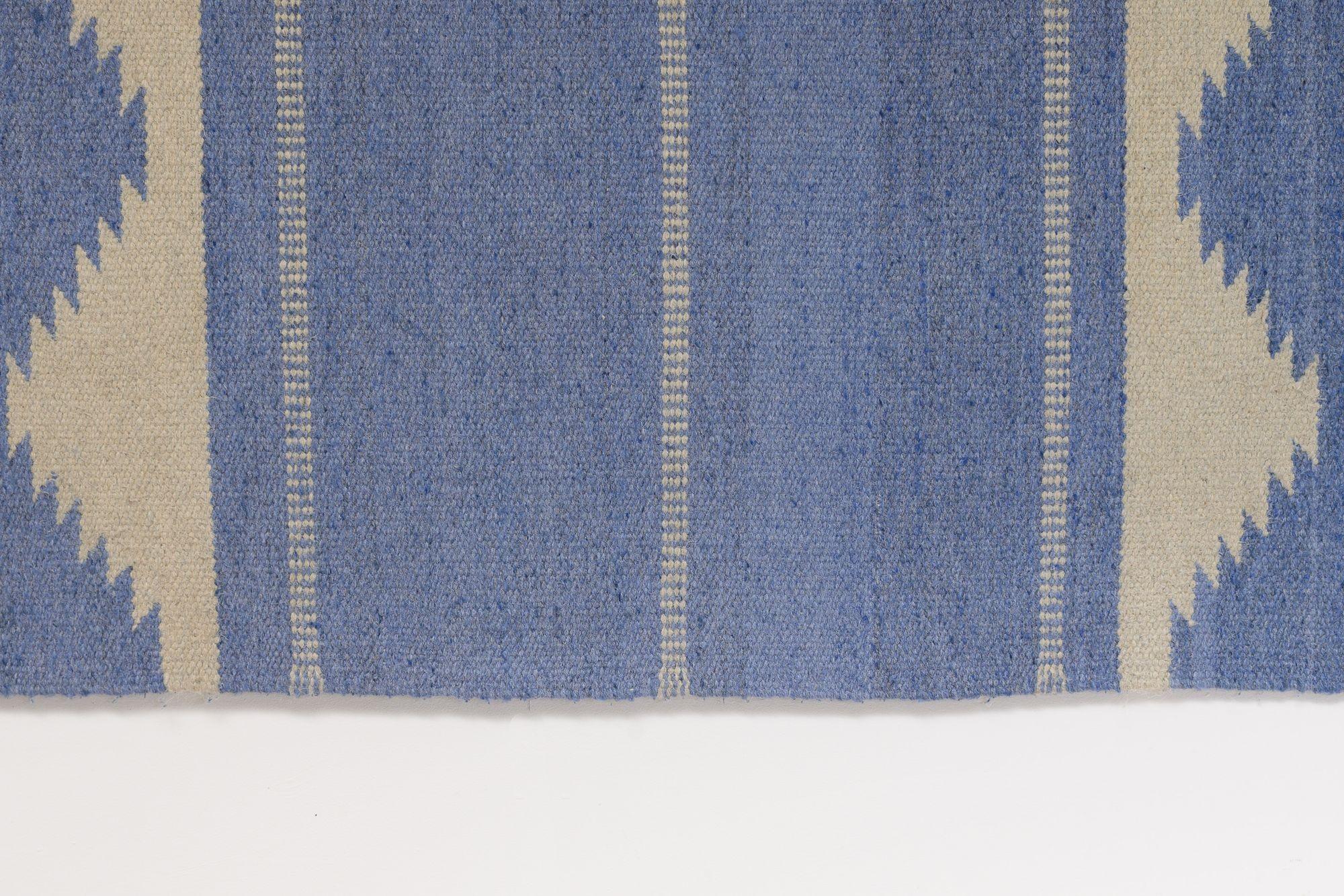 Schwedischer Kelim aus der Mitte des Jahrhunderts in dunkelblauen Tönen (Mitte des 20. Jahrhunderts) im Angebot