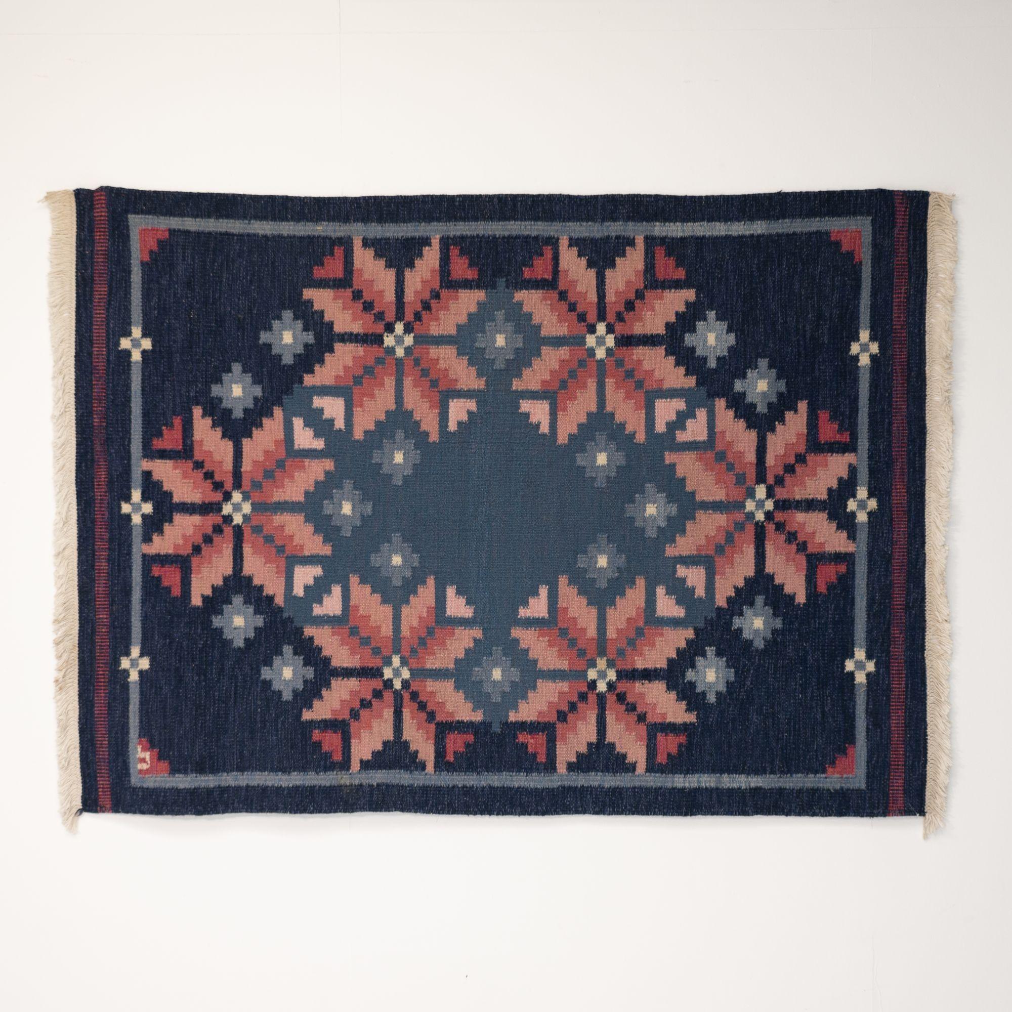 Mid-Century Swedish kilim in tones of blues and pinks in a geometric pattern. Professionally cleaned. Great condition.
Circa 1960.
H 1cm x W 145cm x D 199cm