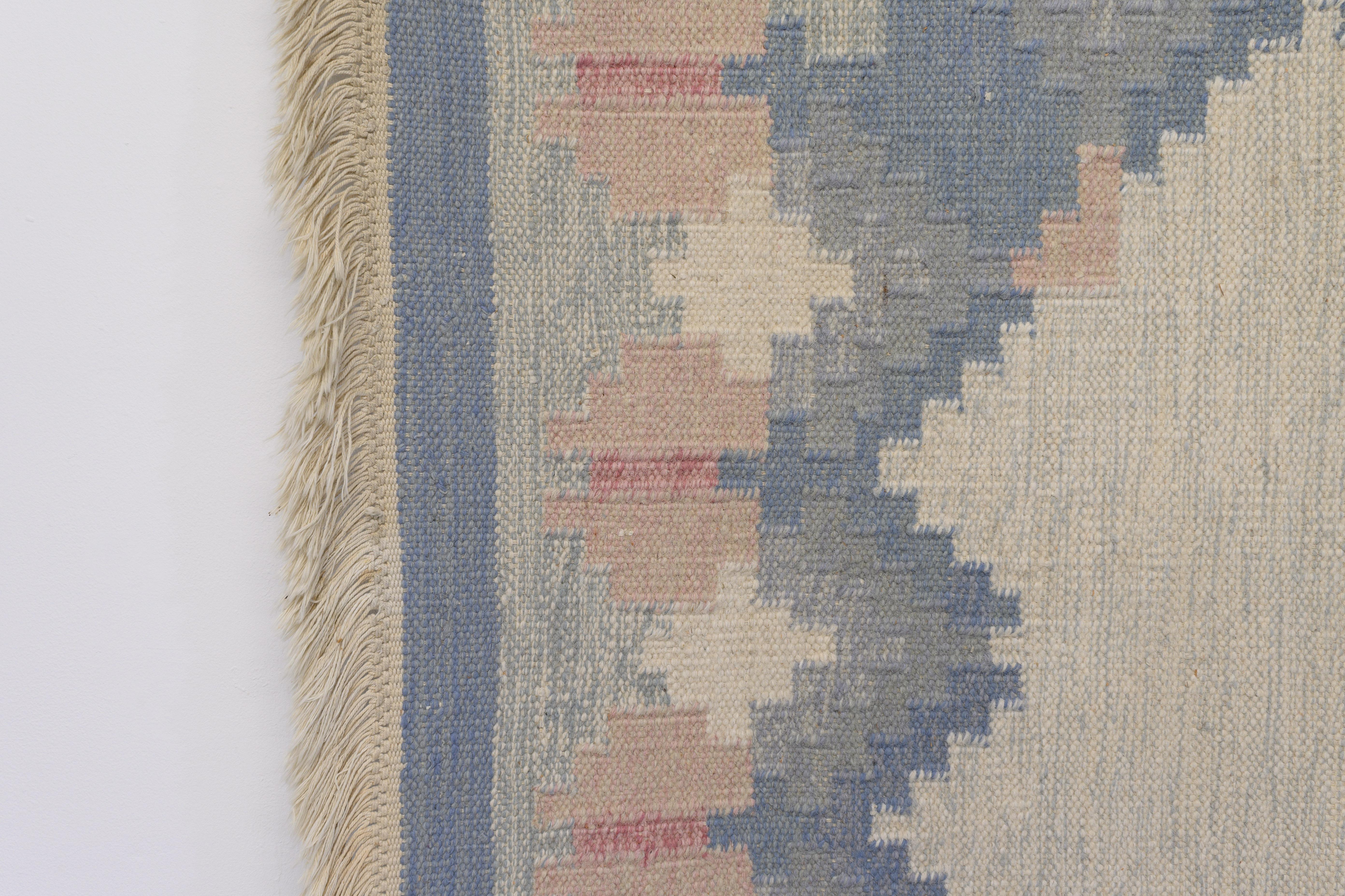 Mid-Century Swedish Kilim in tones of Blue and Cream Signed E In Good Condition For Sale In London, England