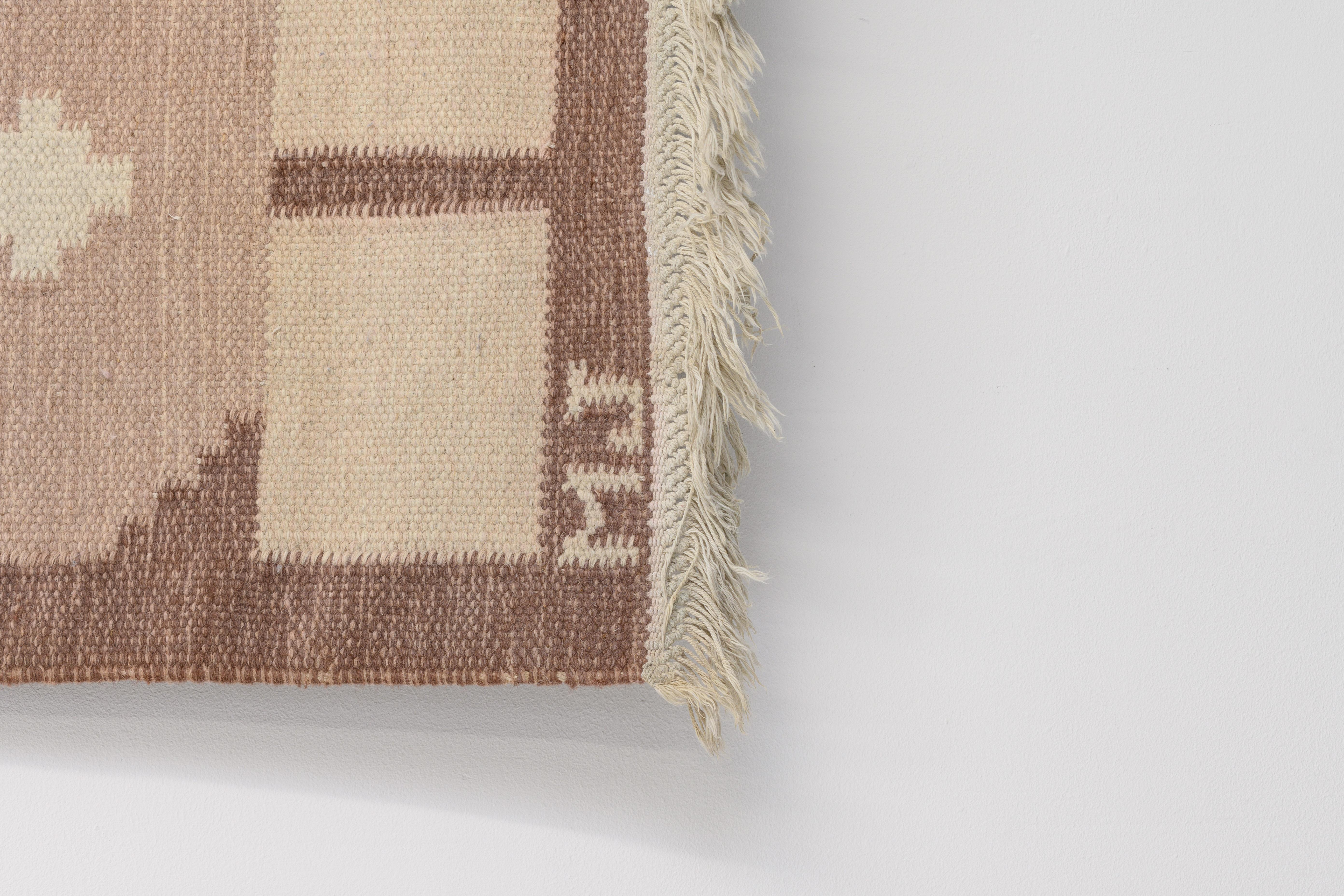 Mid-Century Swedish Kilim in Tones of Brown and Pink In Good Condition For Sale In London, England