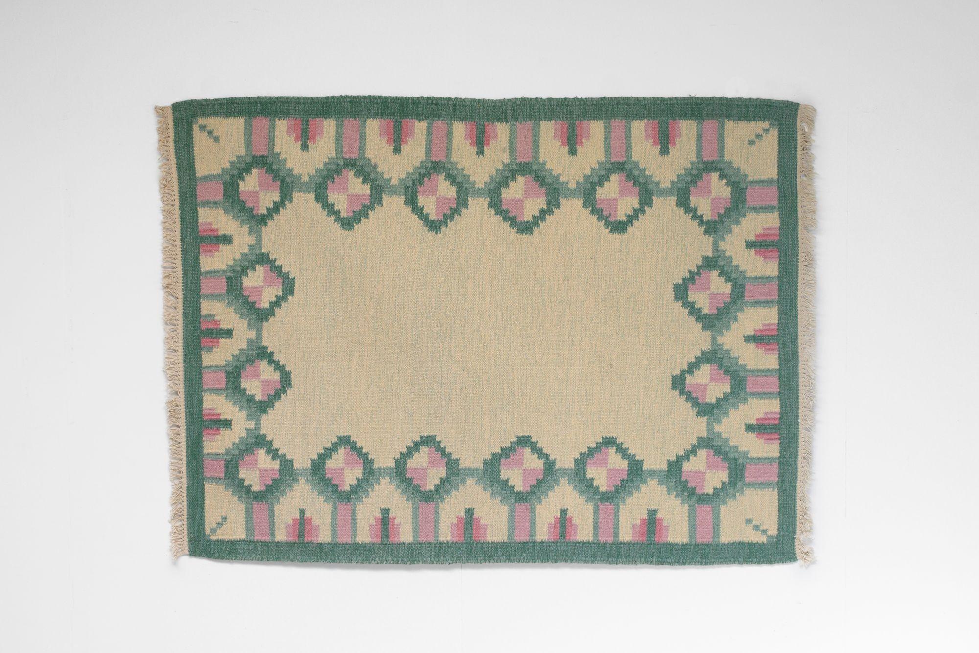 Schwedischer Kelim aus der Mitte des Jahrhunderts in Grün- und Rosatönen mit cremefarbenem Grund in geometrischem Muster.
Schweden um 1960.
H 1cm x B 204cm x T 146cm

Alle unsere Teppiche werden einer professionellen Reinigung unterzogen. Aufgrund