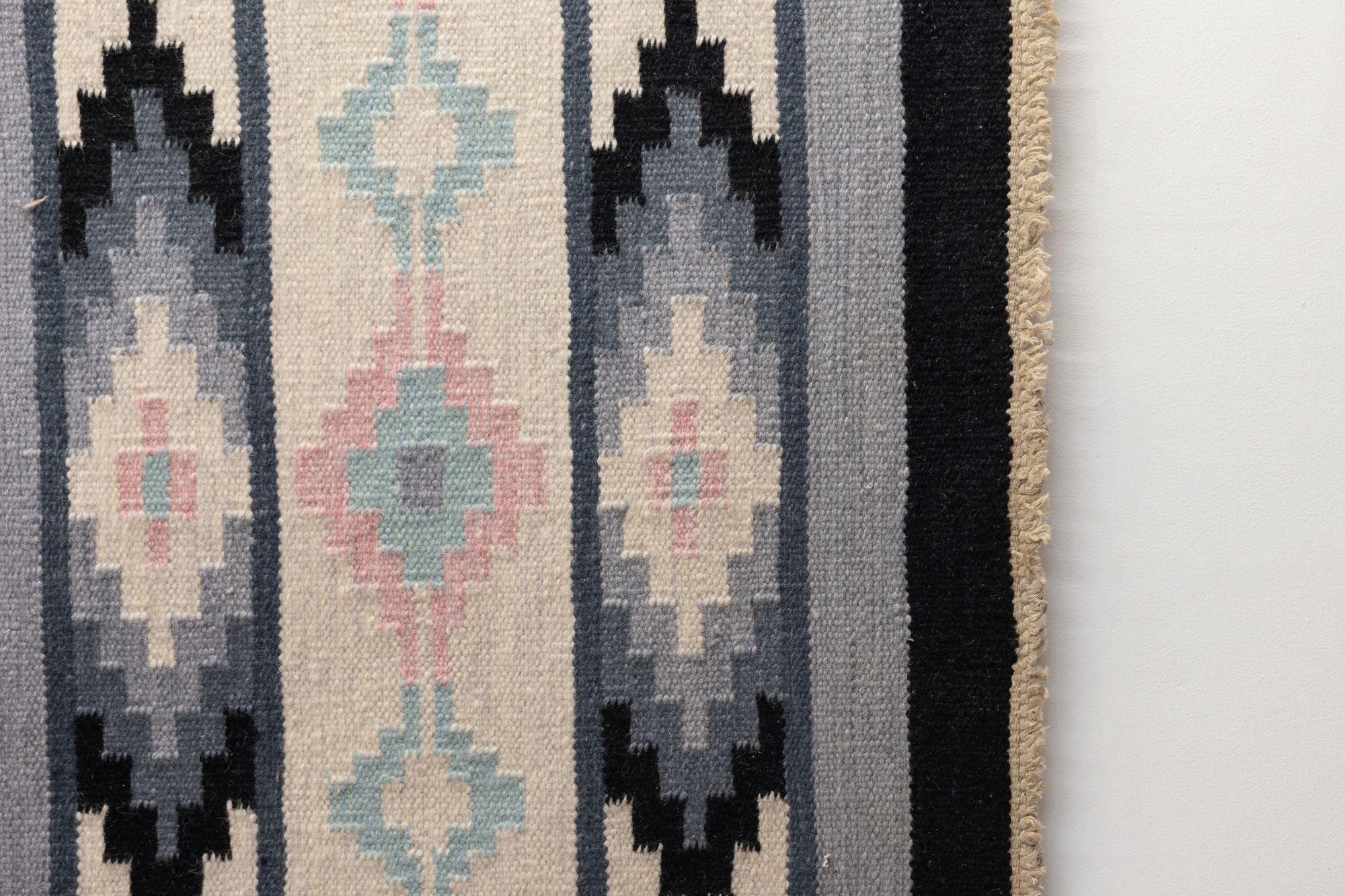 Schwedischer Kelim aus der Mitte des Jahrhunderts in Grautönen im Zustand „Gut“ im Angebot in London, England