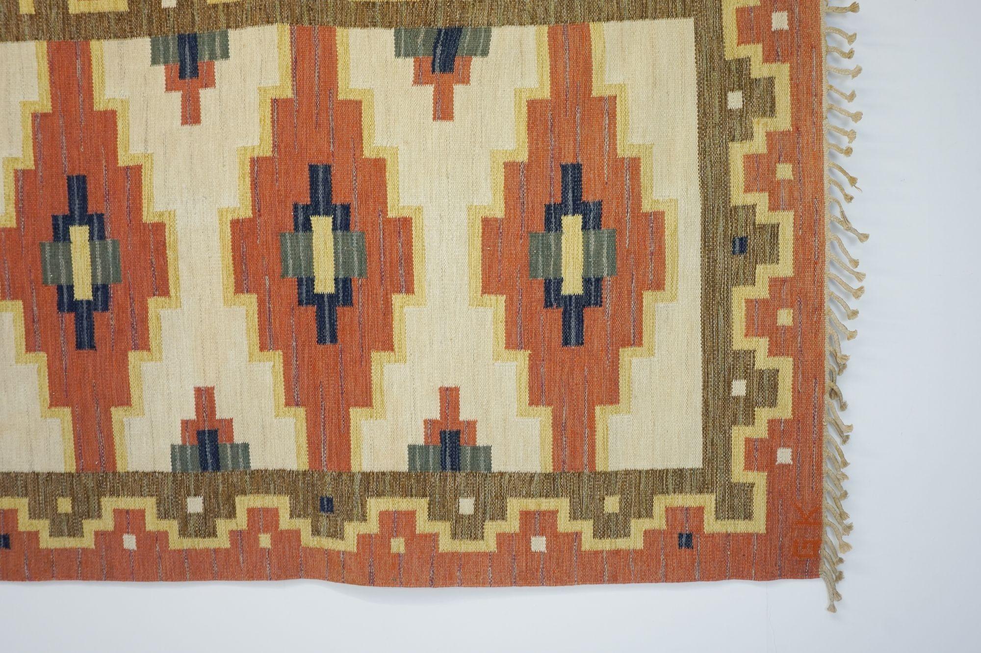 Large size mid-century Swedish kilim in bright tones of red and cream, signed GK. One area of slight warpage as shown in the images.
Sweden circa 1970.
H 1cm x W 240cm x D 170cm