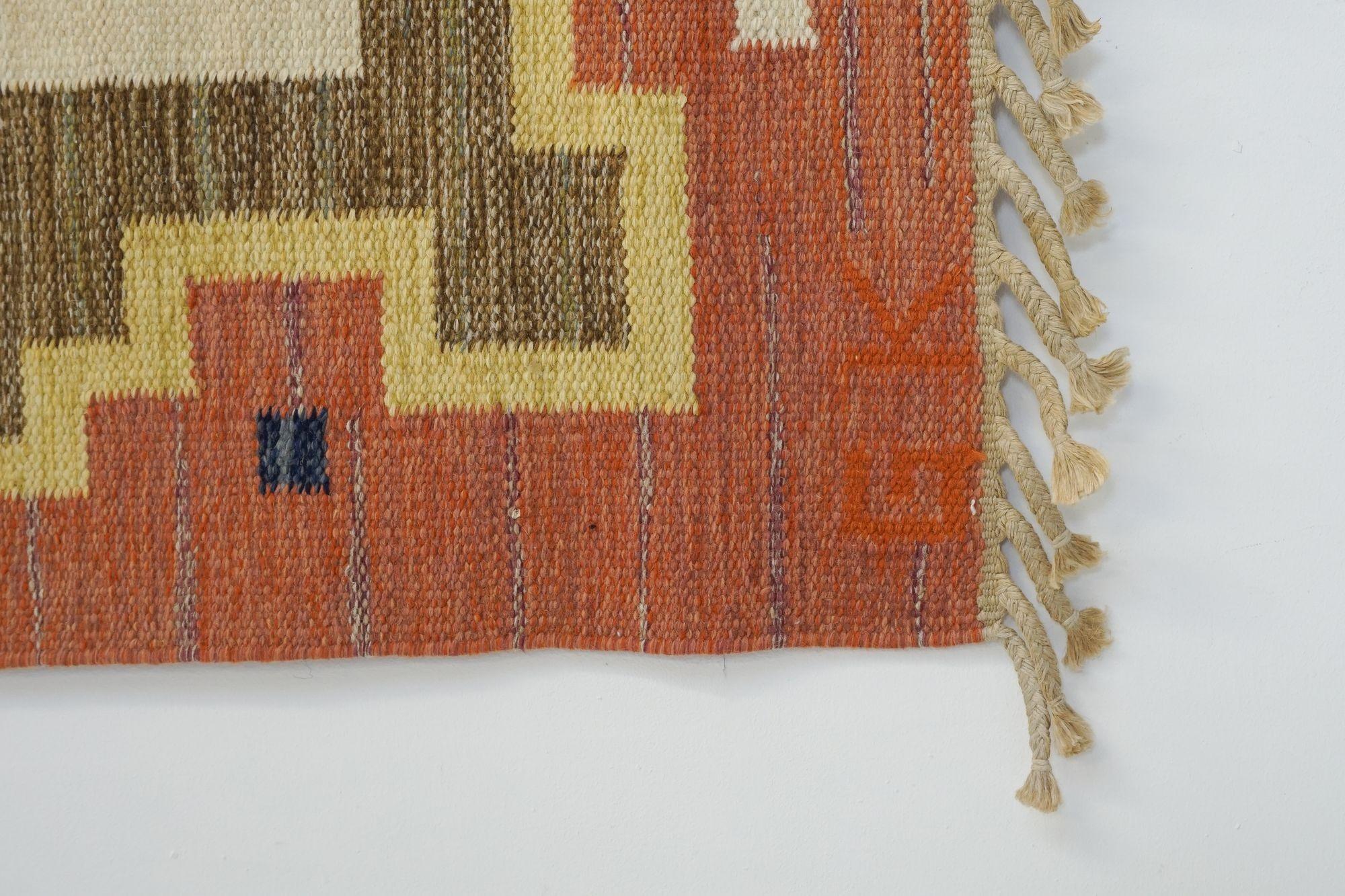 Mid-Century Swedish Kilim in Tones of Red and Cream In Good Condition For Sale In London, England