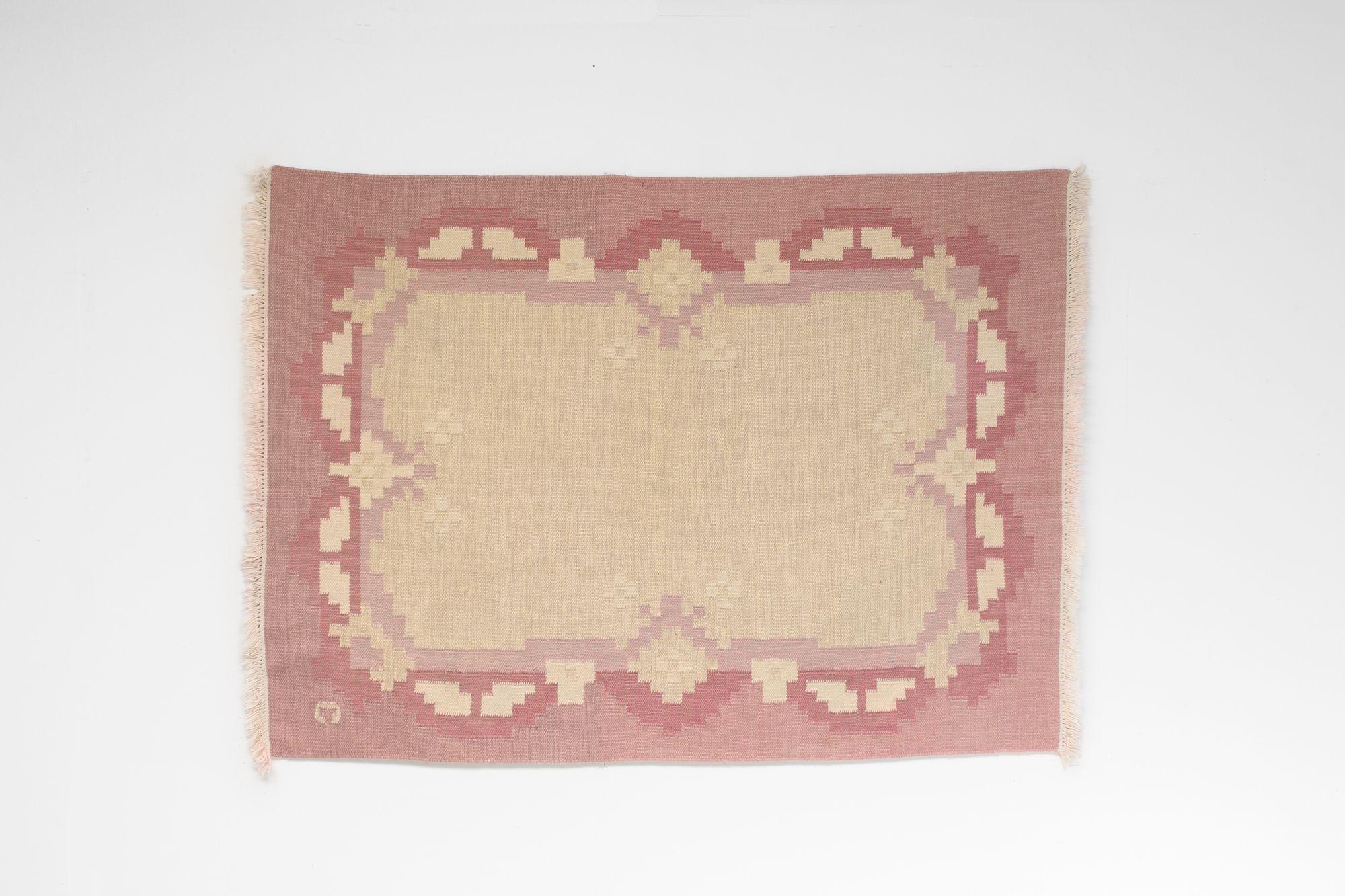 Schwedischer Kelim aus der Jahrhundertmitte mit rosa Bordüre und cremefarbenem Feld. Unterzeichnet C.
Schweden um 1960.

H 1cm x B 197cm x T 136cm
Alle unsere Teppiche werden einer professionellen Reinigung unterzogen. Aufgrund ihres Alters und
