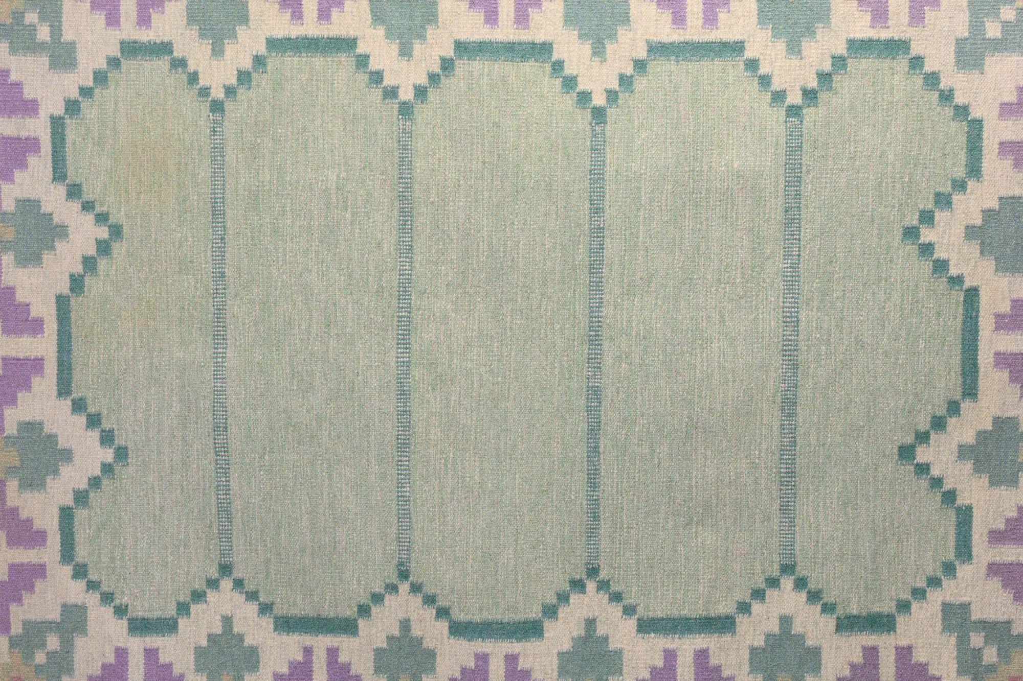Kilim svedese di metà secolo dai toni vivaci del verde con accenni di viola e rosa. Firmato FB. Il rovescio è mostrato nelle immagini, poiché il colore è decisamente migliore. Circa 1960. Tutti i nostri tappeti vintage sono sottoposti a un processo