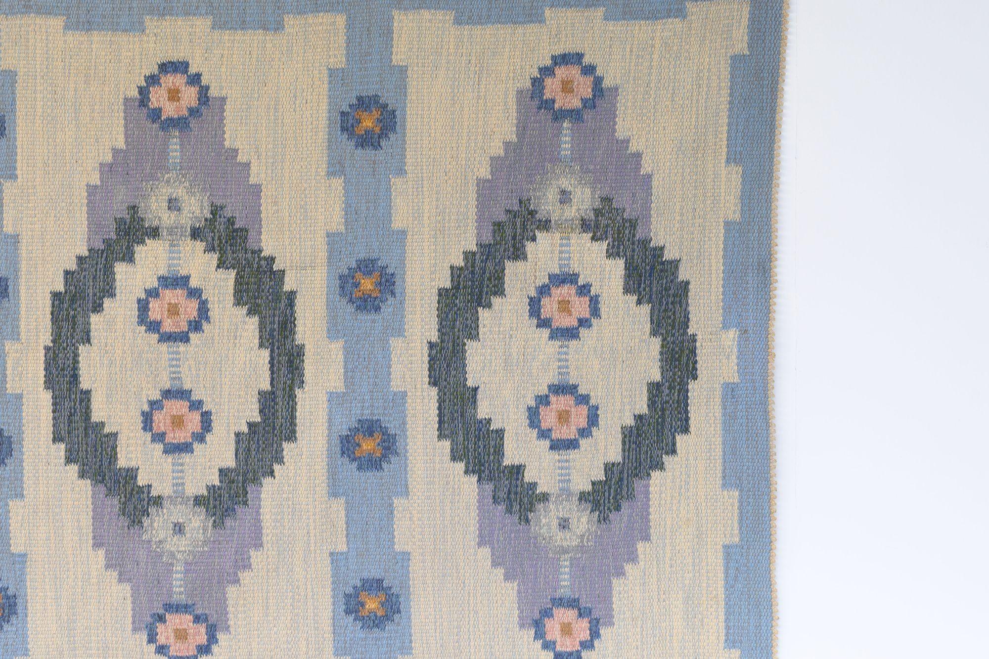 Schwedischer Kelim aus der Mitte des Jahrhunderts in Blau-, Creme- und Violetttönen mit einem geometrischen Muster aus drei Paneelen. Unterzeichneter TA.
Schweden um 1960.
H 1cm x B 209cm x T 134cm
Alle unsere Teppiche werden einer professionellen