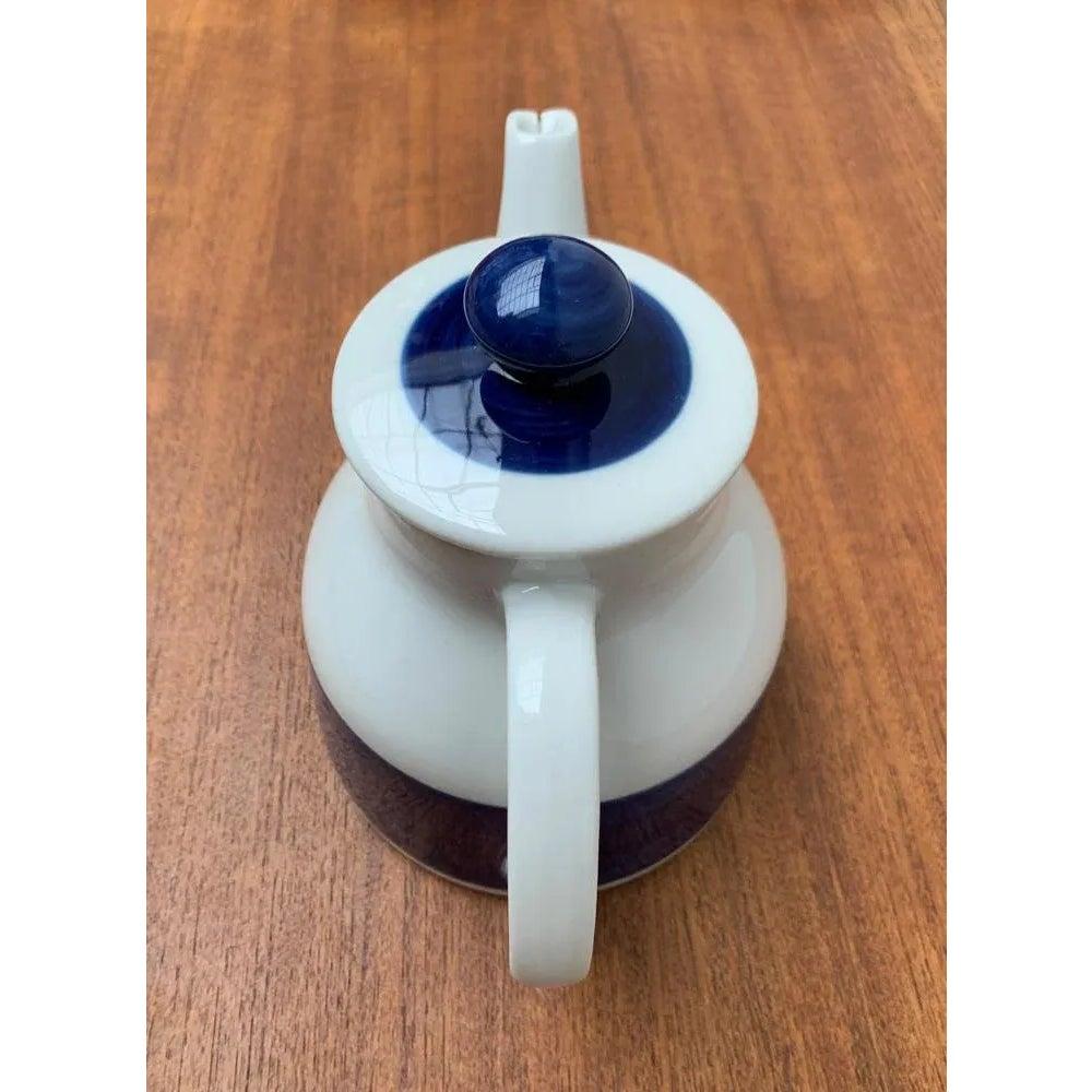 Cafetière suédoise du milieu du siècle de la série Koka Blue, Blau, Bla par Hertha Bengtson pour Rörstrand, années 1950, en très bon état. Conçue de 1950 à 1959 Cette pièce porte une marque d'attribution.

Informations complémentaires :
Matériaux :