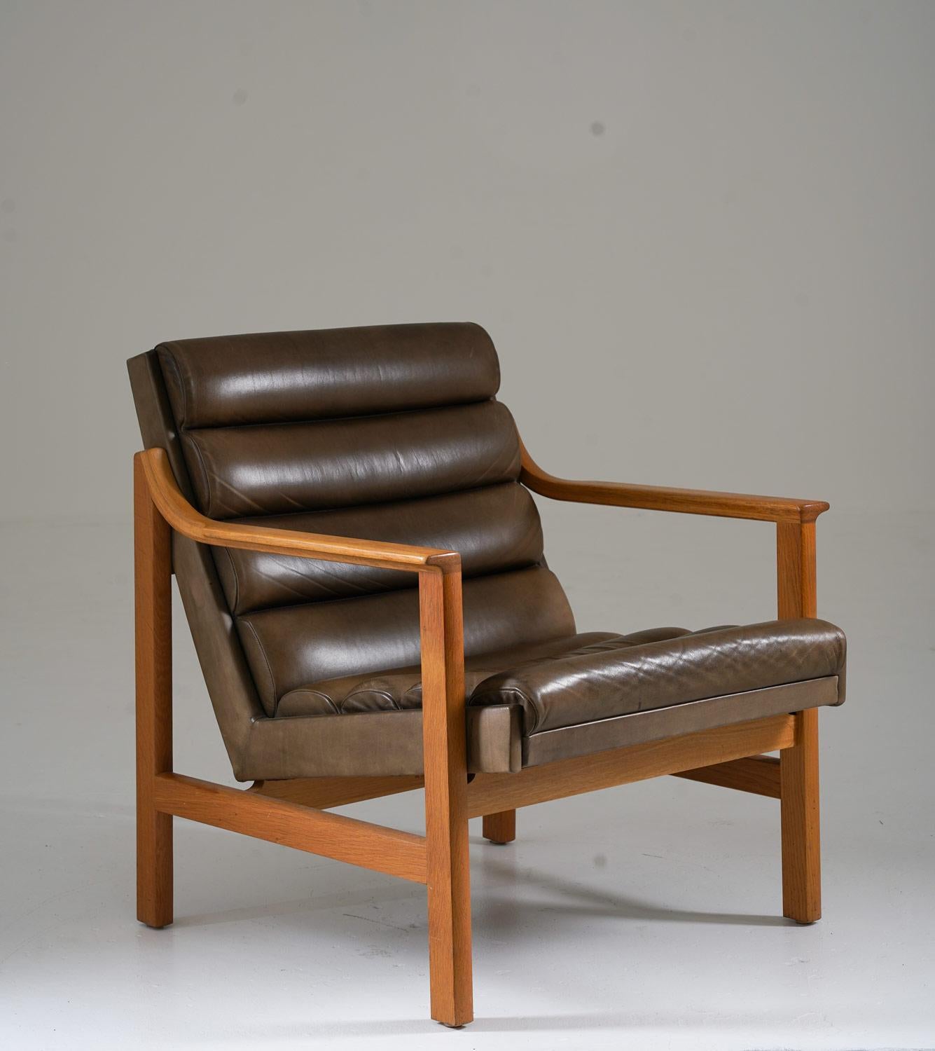 Ti presentiamo una rara coppia di sedie da salotto, prodotte da JOC Vetlanda nel 1968. Queste sedie sono un classico senza tempo, con una struttura di alta qualità che durerà per anni. La struttura è in quercia e i cuscini sono rivestiti in lussuosa