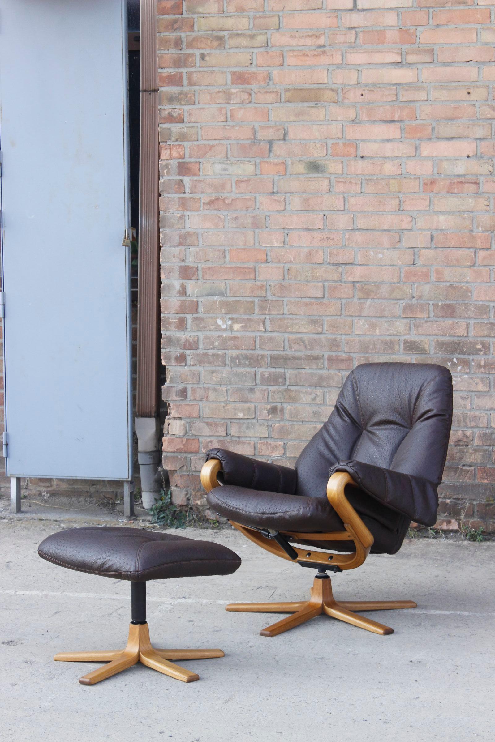 Comfortable swivel lounge chair with ottoman, produced by Göte Möbler Sweden during the 1960s. The feet are in bentwood, a solid metallic structure ensures comfort between several positions that can be selected with the lever. The covering is in a