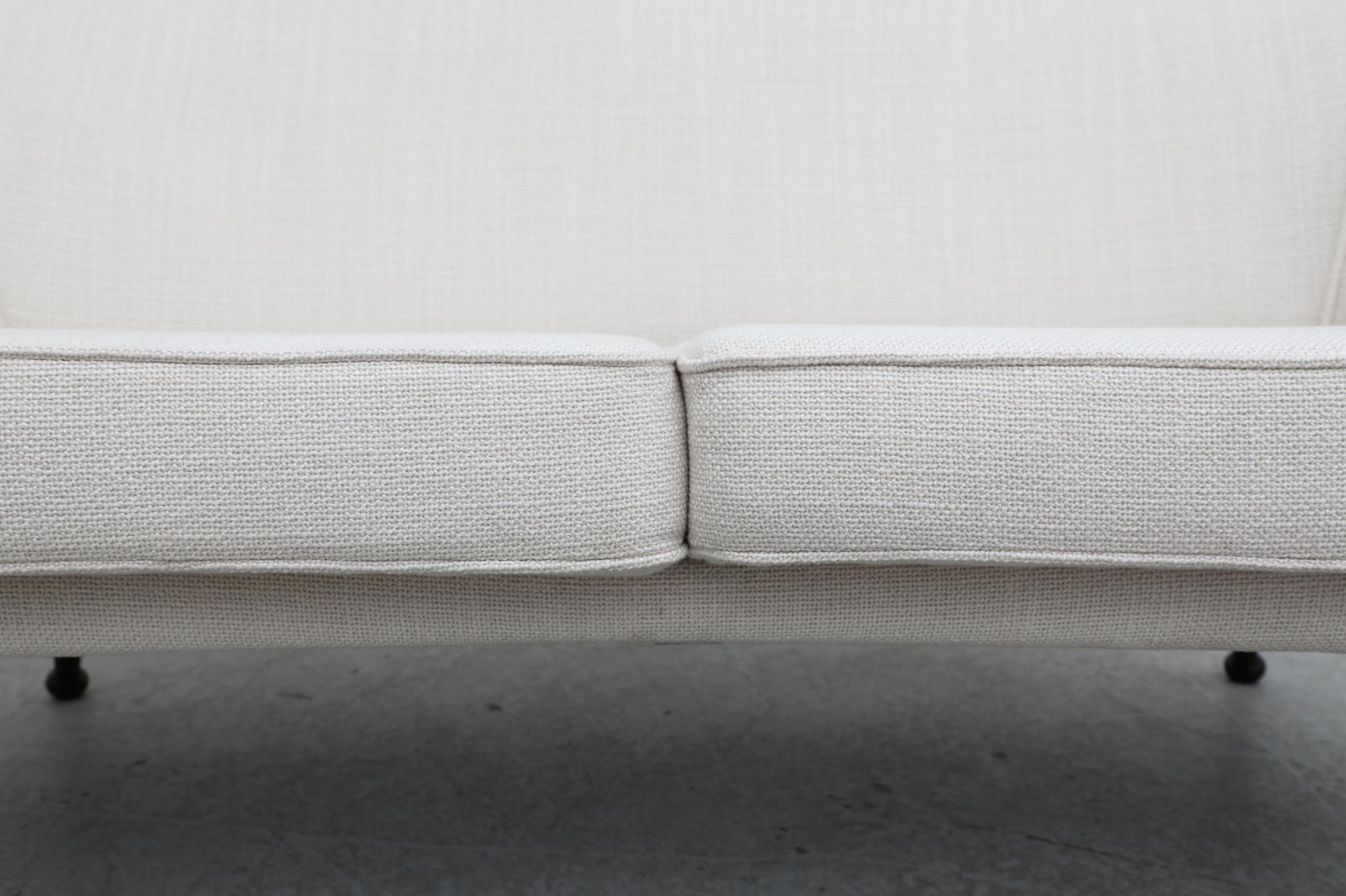 Schwedisches Loveseat-Sofa aus der Jahrhundertmitte in Weiß mit konischen Holzbeinen und kleinen geschwungenen Armlehnen im Angebot 8