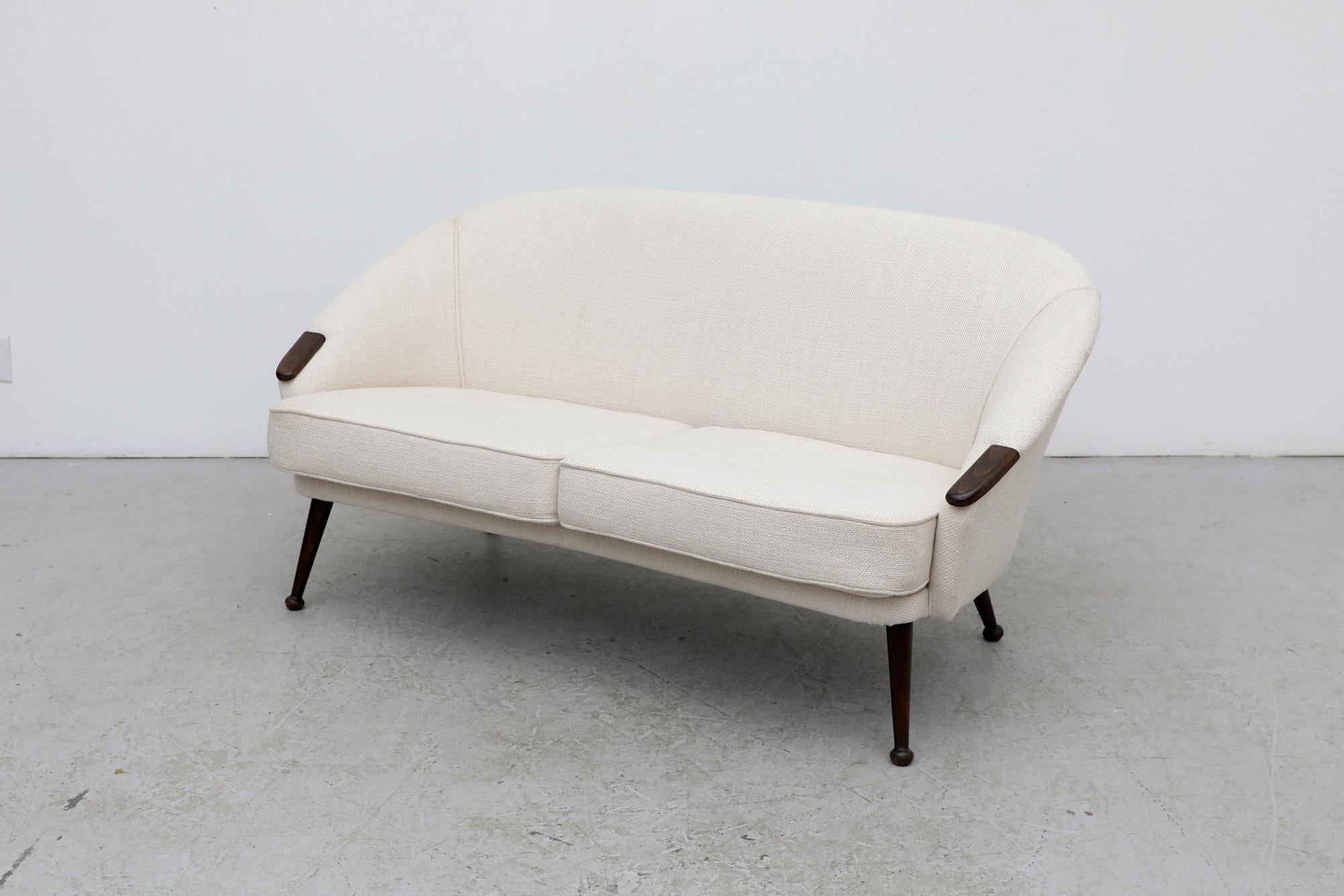 Schwedisches Loveseat-Sofa aus der Jahrhundertmitte in Weiß mit konischen Holzbeinen und kleinen geschwungenen Armlehnen im Angebot 1