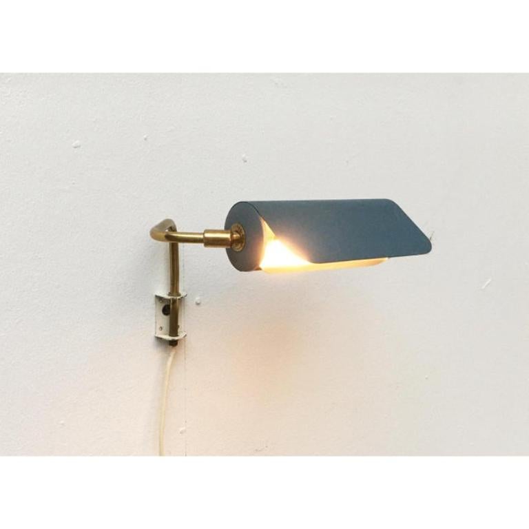Lampada da parete minimalista svedese di metà secolo, in ottime condizioni. Progettato dal 1960 al 1969. 

Il cablaggio di questo articolo potrebbe essere originale e potrebbe dover essere sostituito, se non specificato diversamente.

Informazioni