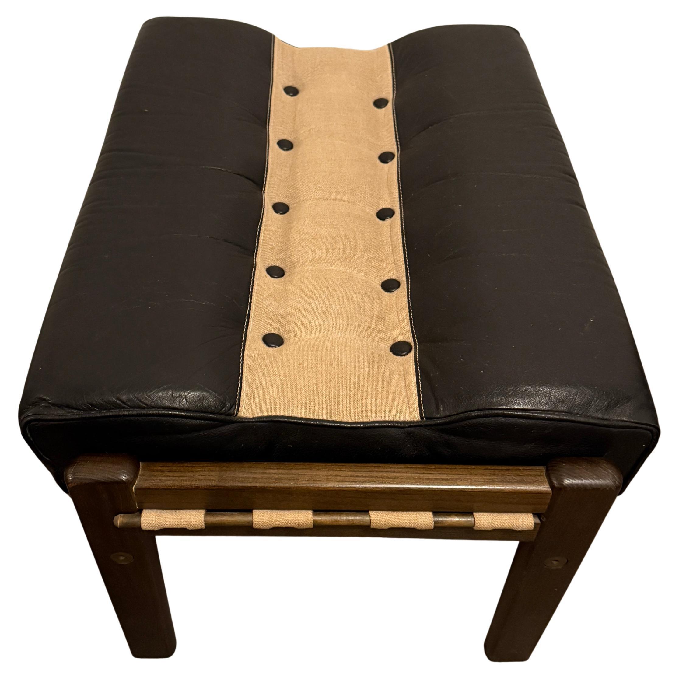 Tabouret ou pouf moderne suédois du milieu du siècle en cuir noir et toile. Joli petit banc ou tabouret ou ottoman avec bandoulière en toile et revêtement en cuir noir avec boutons et toile. Fabriqué en Suède. Situé à Brooklyn NYC.

Vendu à l'unité