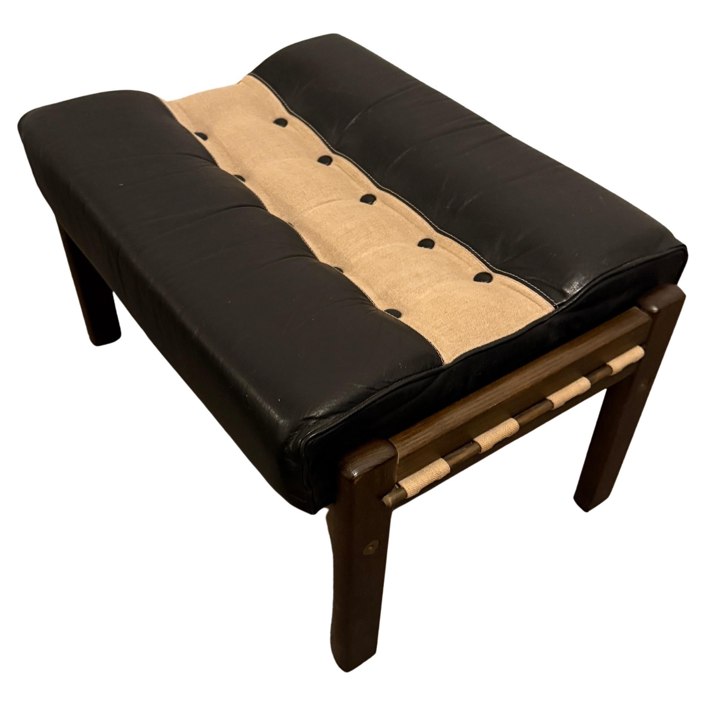 Scandinave moderne Banc tabouret en toile de cuir noir de style suédois du milieu du siècle dernier en vente