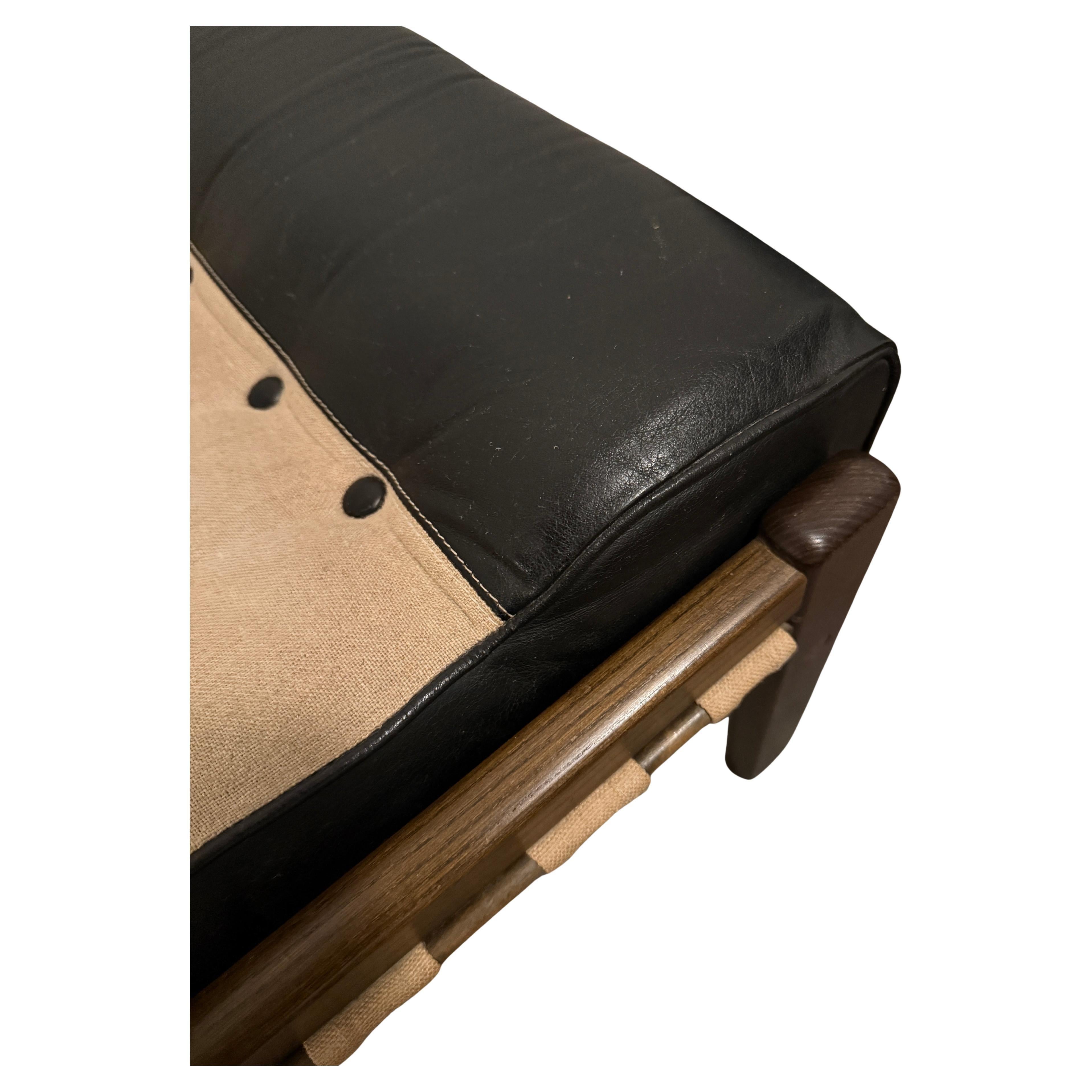 Suédois Banc tabouret en toile de cuir noir de style suédois du milieu du siècle dernier en vente