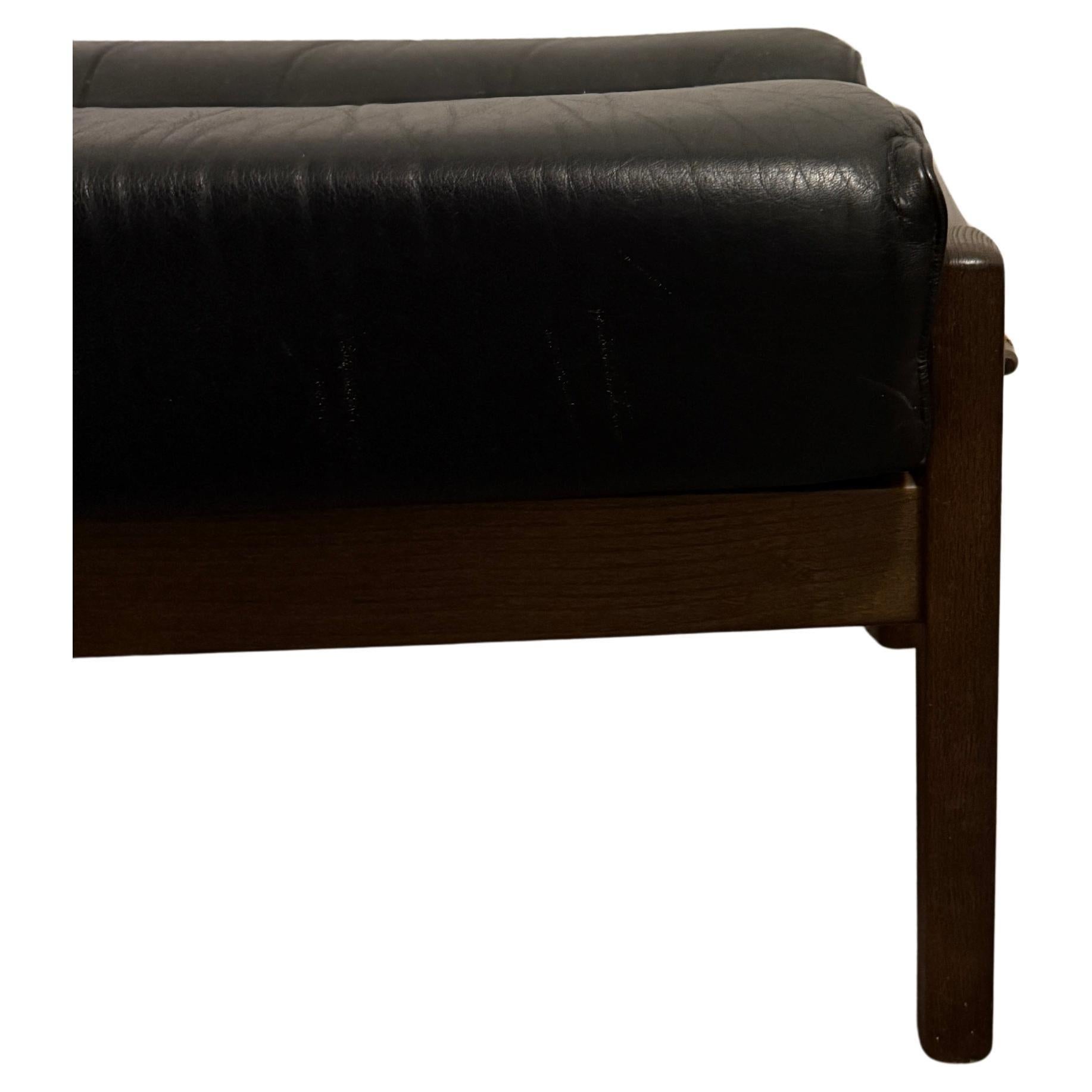 Banc tabouret en toile de cuir noir de style suédois du milieu du siècle dernier Bon état - En vente à Brooklyn, NY