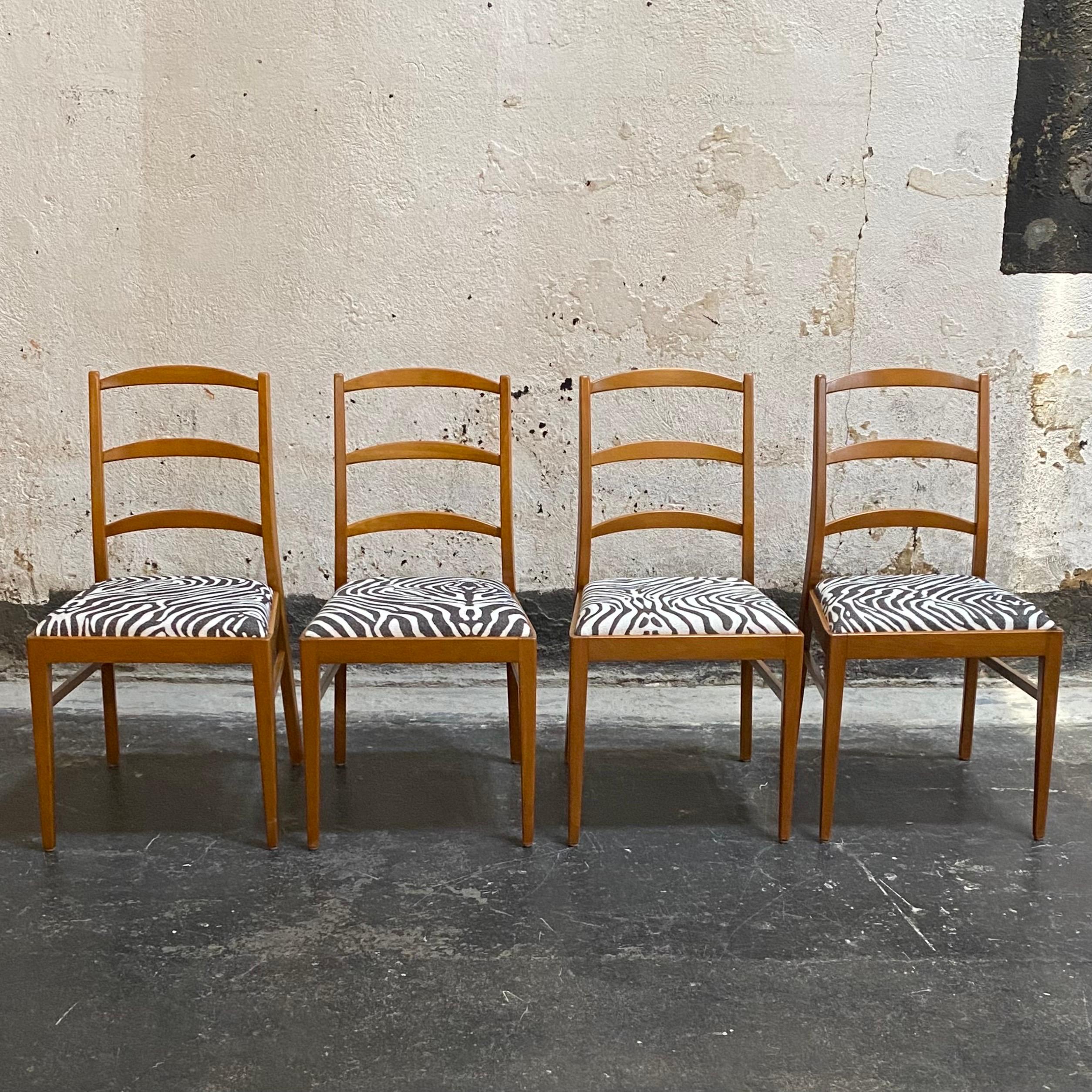 Bellissime sedie da pranzo moderne svedesi di metà secolo in olmo dorato massiccio. Recentemente restaurato e rivestito con un tessuto zebrato di alta gamma. Pronto a sedersi al tuo tavolo!
#BS-5215