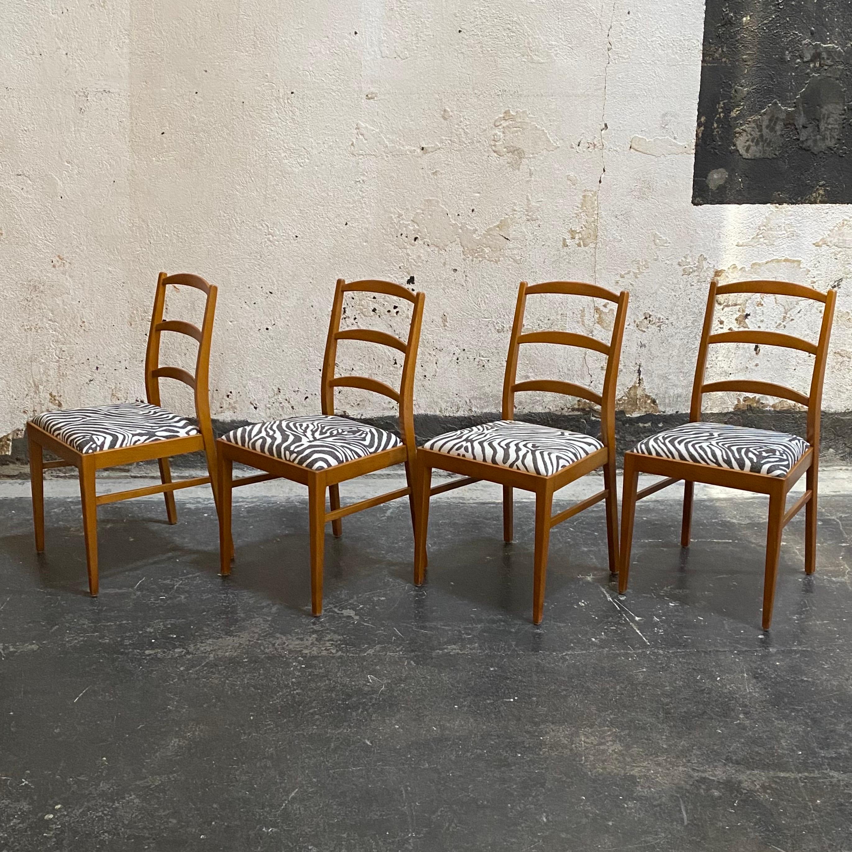 Mid-Century moderno Sedie da pranzo svedesi moderne di metà secolo in olmo con tessuto zebrato in vendita