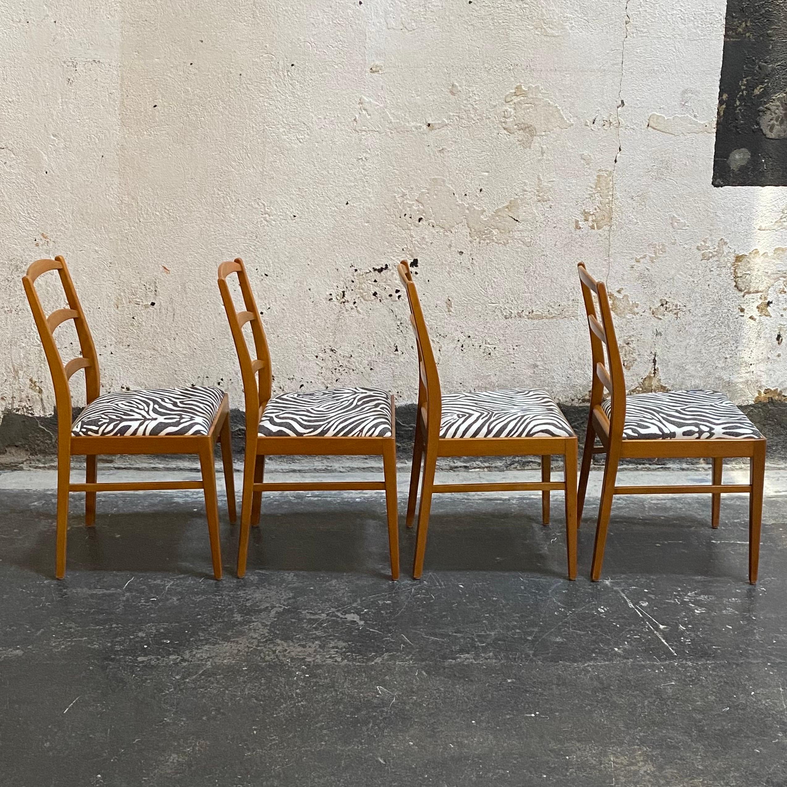 XX secolo Sedie da pranzo svedesi moderne di metà secolo in olmo con tessuto zebrato in vendita