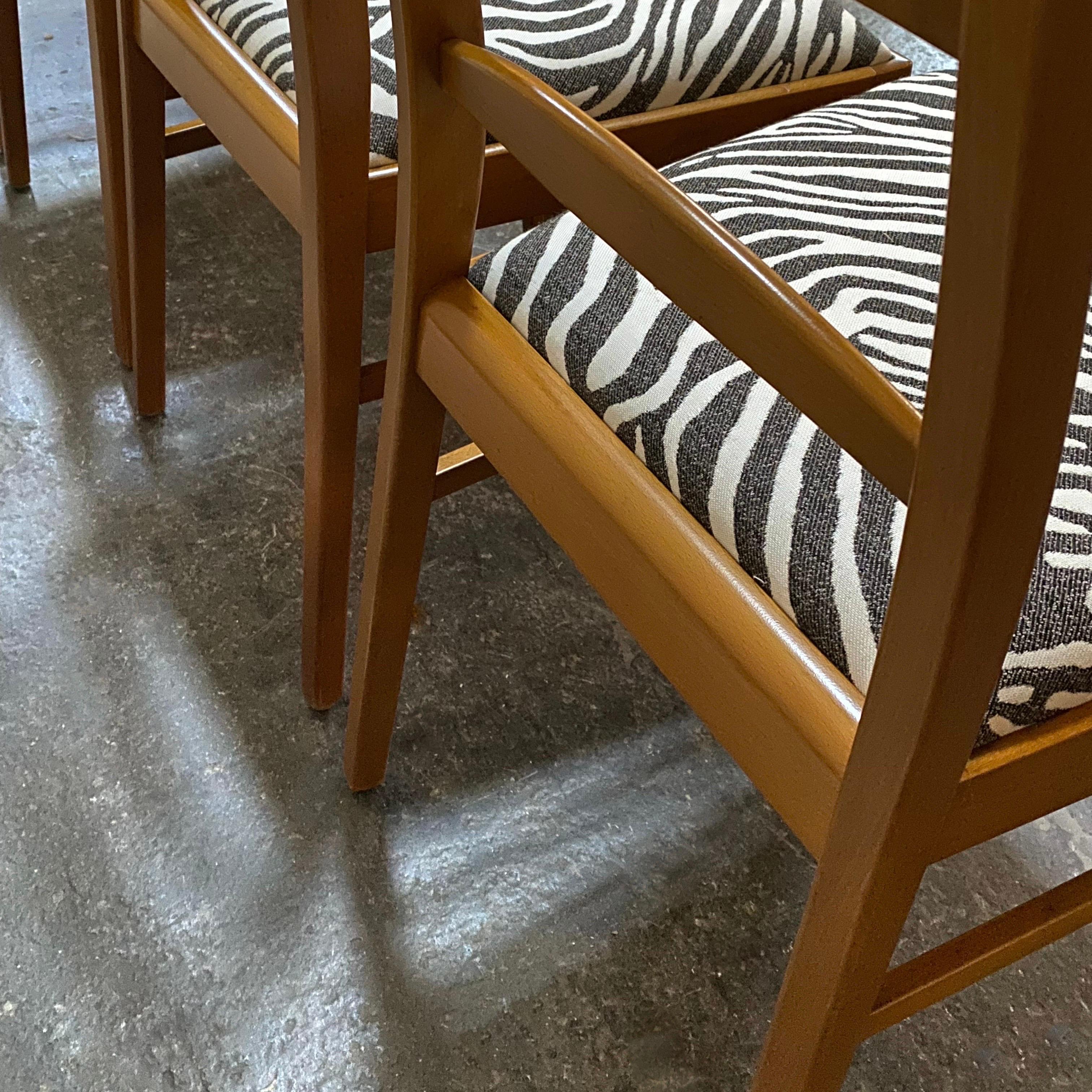 Sedie da pranzo svedesi moderne di metà secolo in olmo con tessuto zebrato in vendita 1