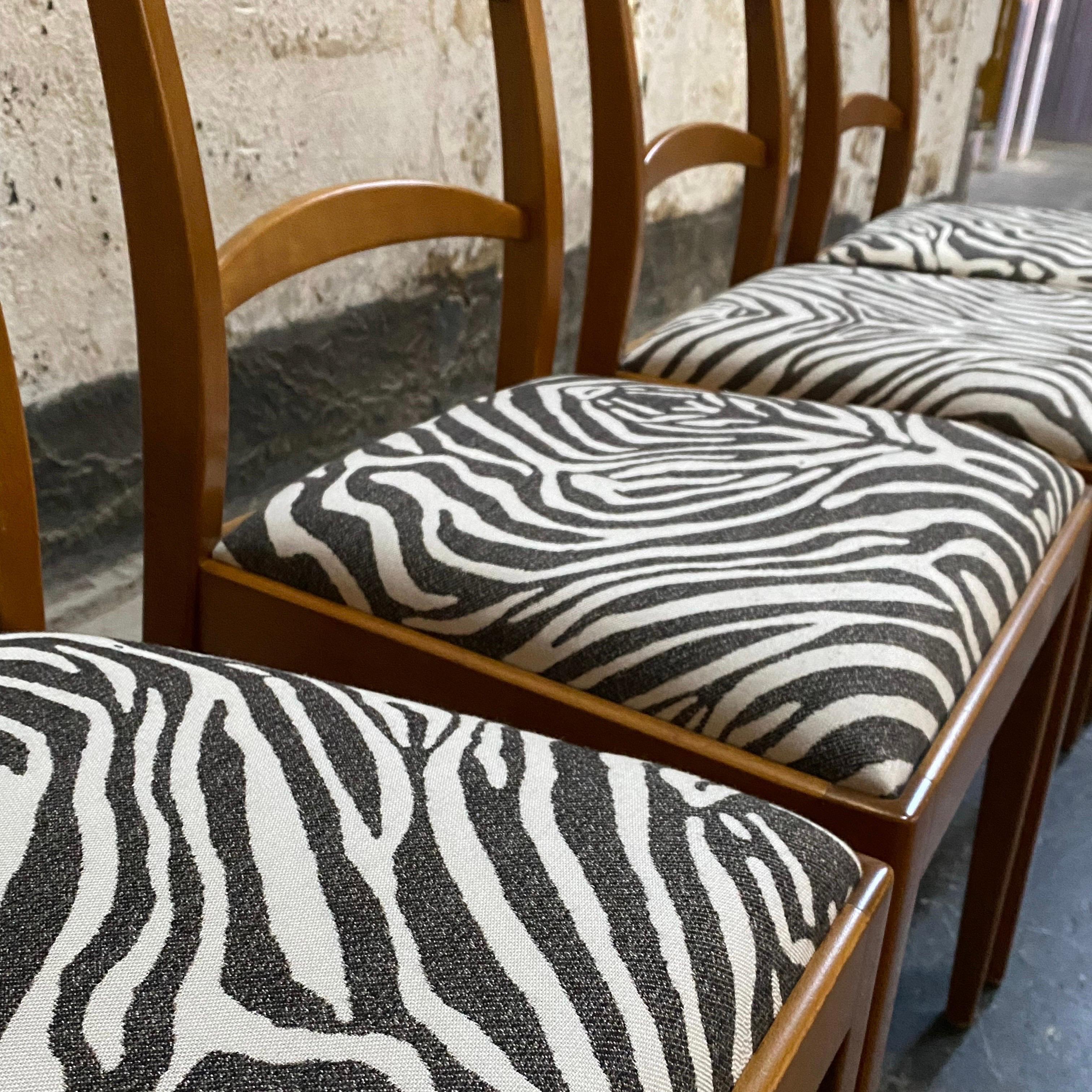Sedie da pranzo svedesi moderne di metà secolo in olmo con tessuto zebrato in vendita 2