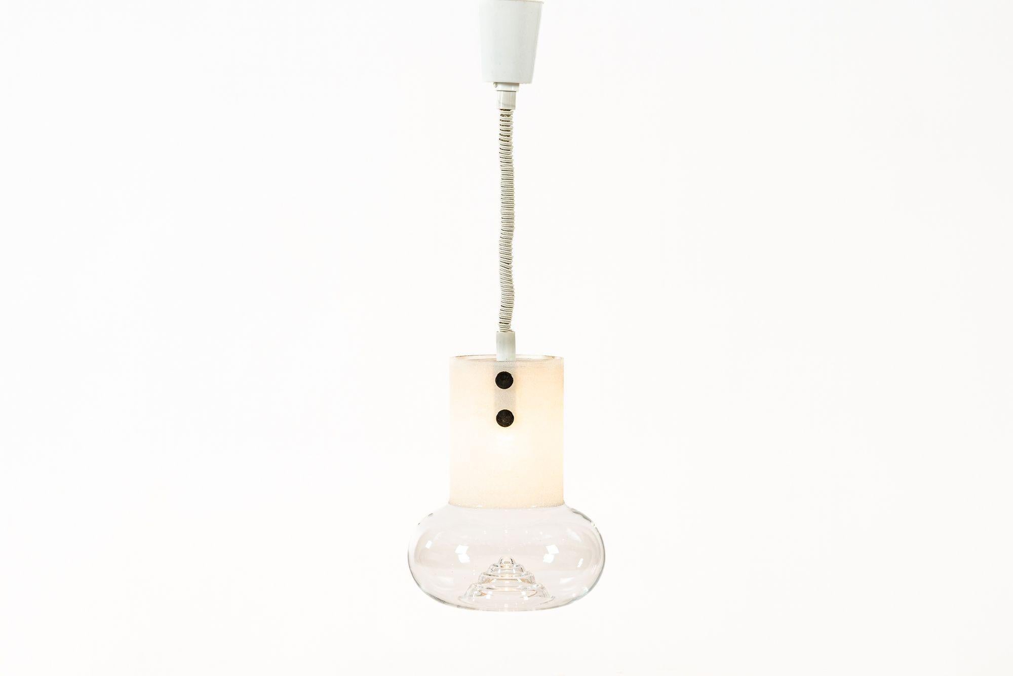 Mid Century Swedish Modern Glass Pendant Lamp by Orrefors (Moderne der Mitte des Jahrhunderts) im Angebot