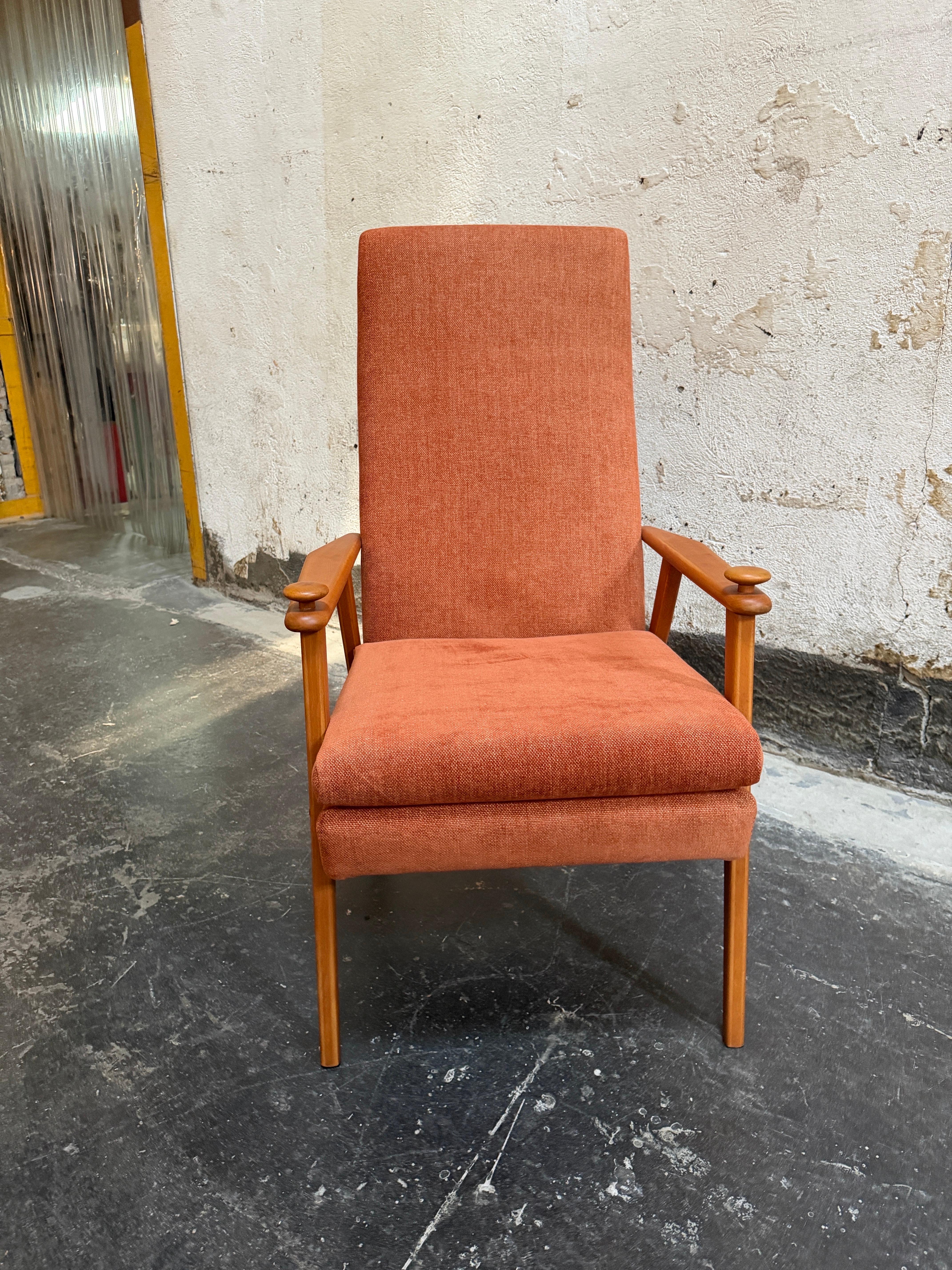 Sedia da salotto svedese vintage di Broderna Johansons del 1960 circa.  Completamente restaurata, imbottita e rivestita in una lussuosa ciniglia arancione bruciato, ideale per il livello di comfort odierno.  

L'azienda di mobili Bröderna Johansons