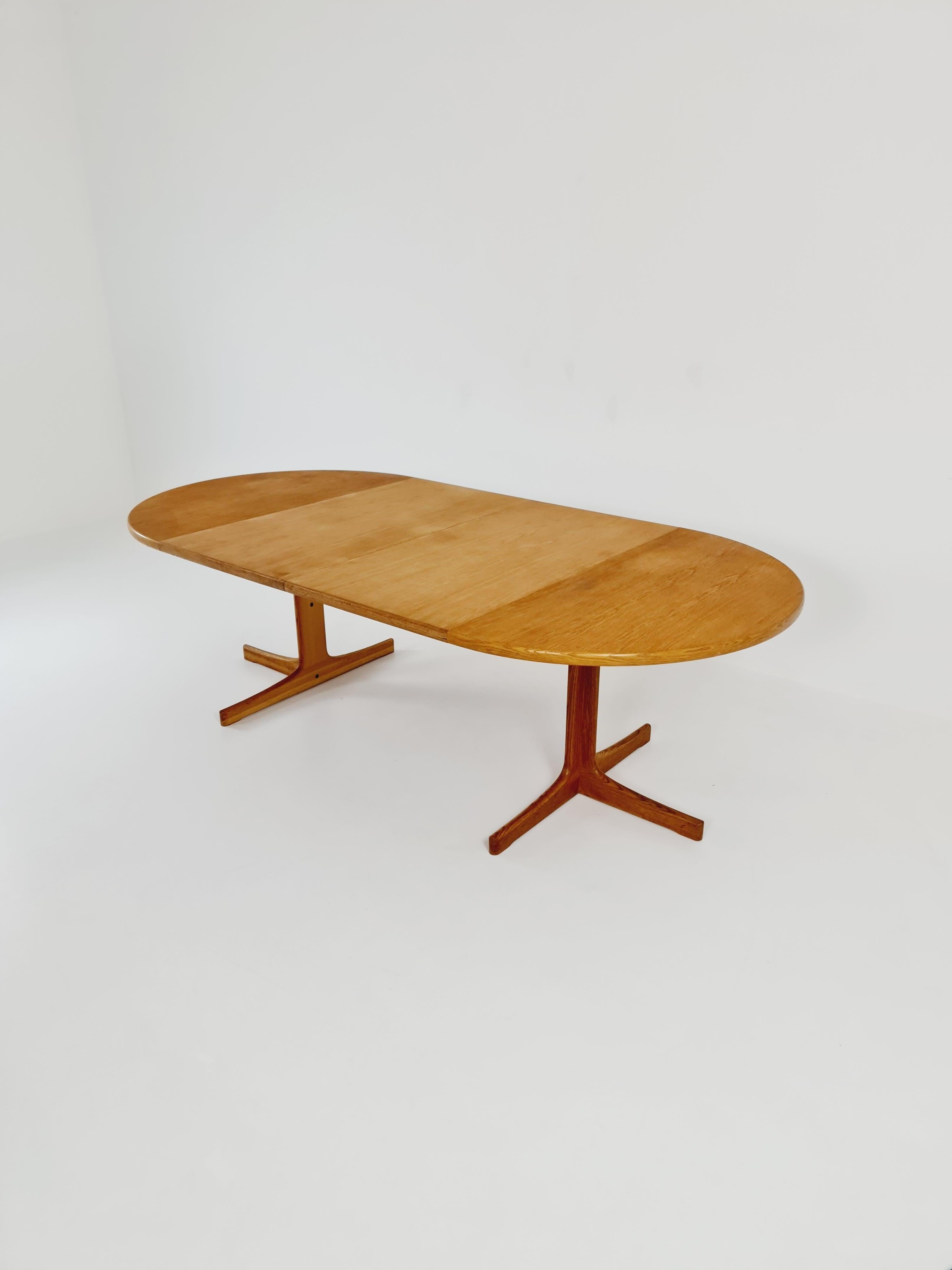 Table de salle à manger en chêne moderne suédois du milieu du siècle par Karl Erik Ekselius, 1960s en vente 4