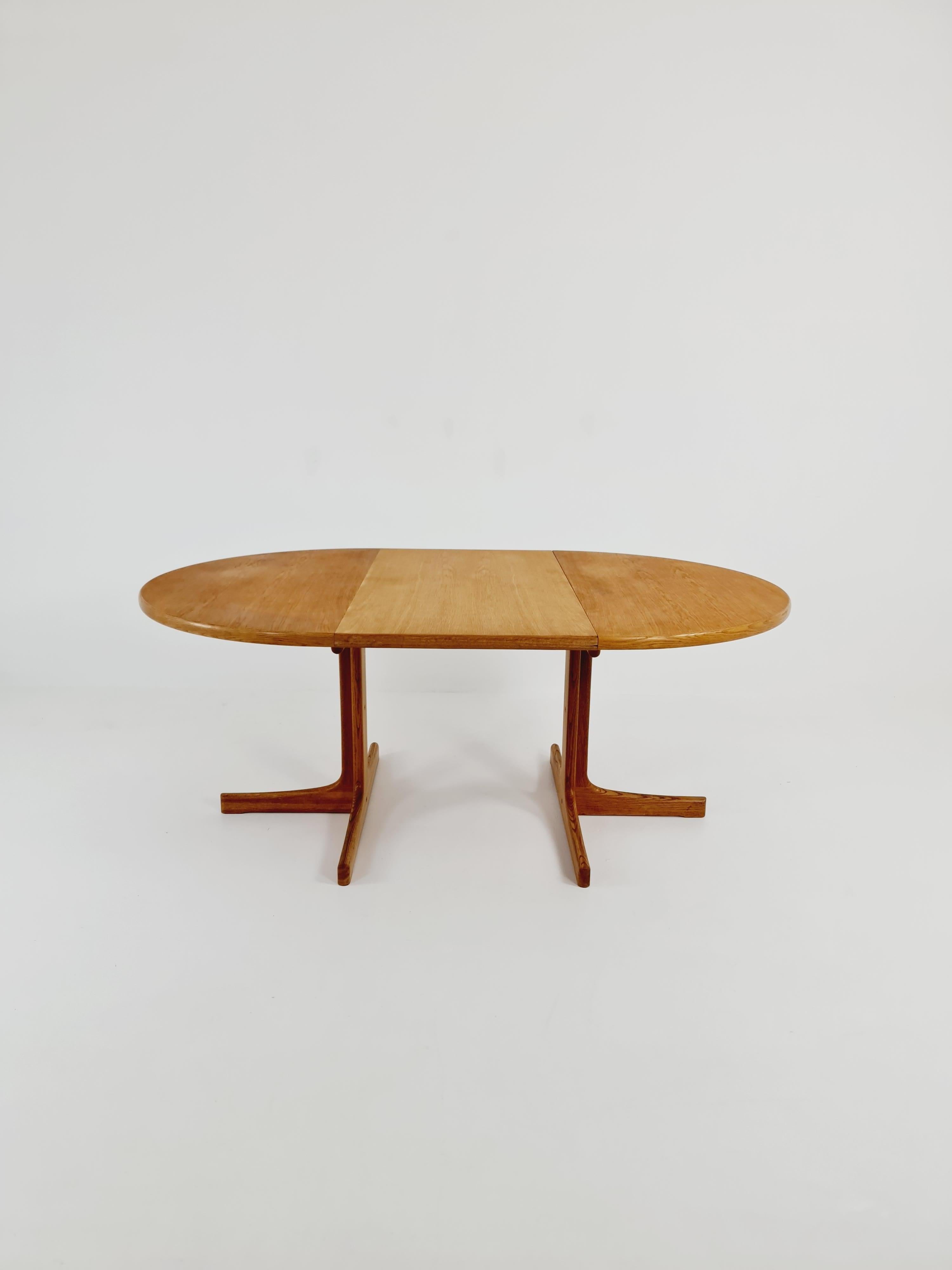 Table de salle à manger en chêne moderne suédois du milieu du siècle par Karl Erik Ekselius, 1960s en vente 2