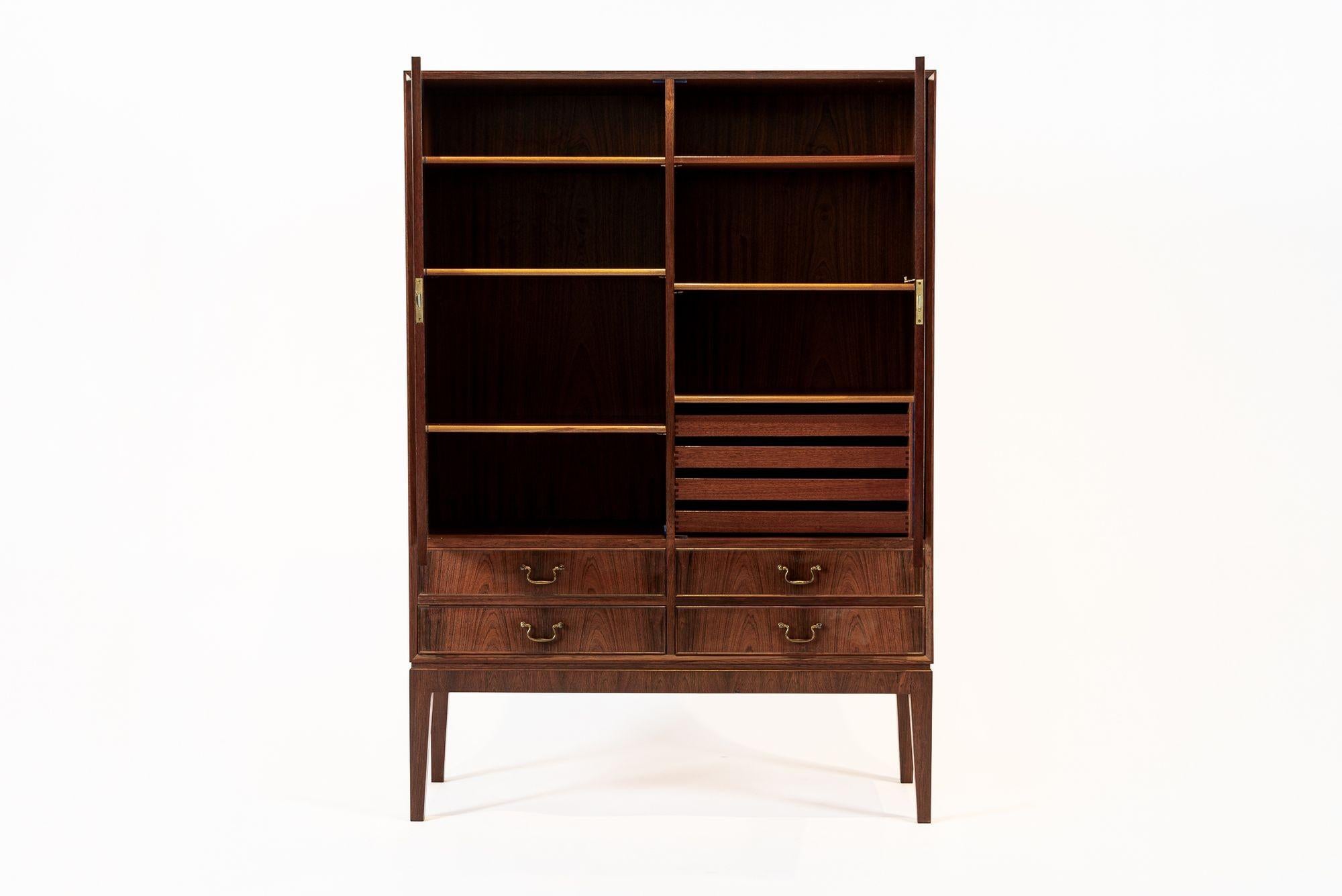 Mid-Century moderno Armadio alto in palissandro del Mid Century Swedish Modern in vendita