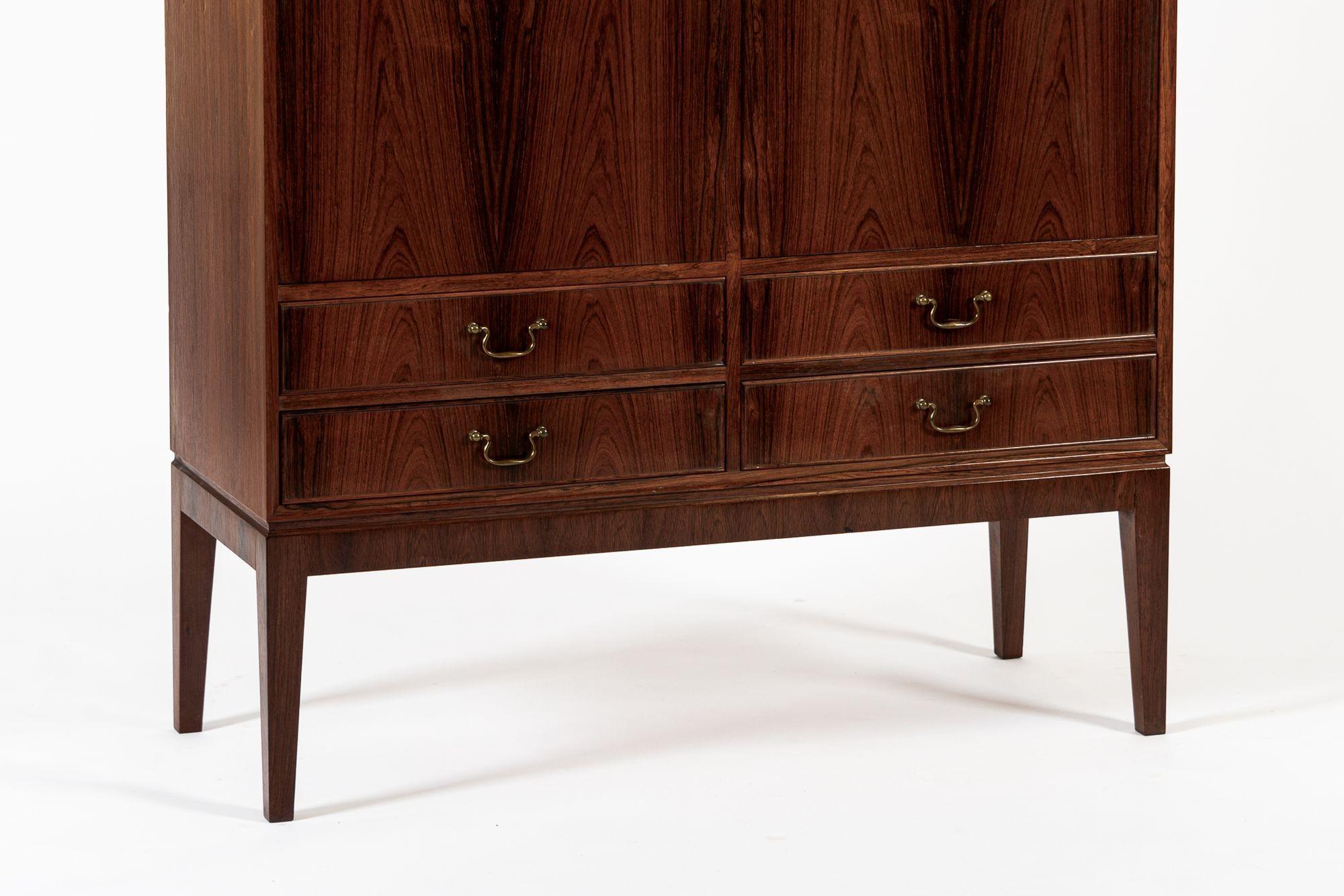 Ottone Armadio alto in palissandro del Mid Century Swedish Modern in vendita