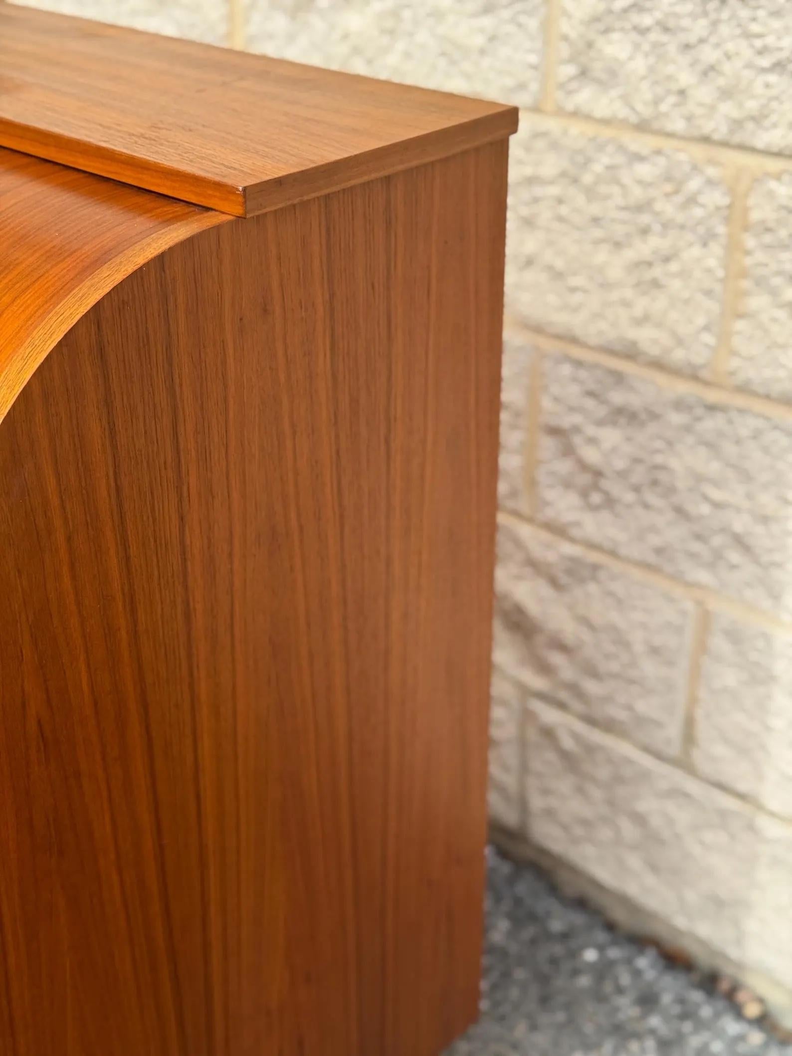 Scrivania moderna svedese di metà secolo realizzata in teak e dotata di uno scomparto per riporre gli oggetti in modo organizzato.
