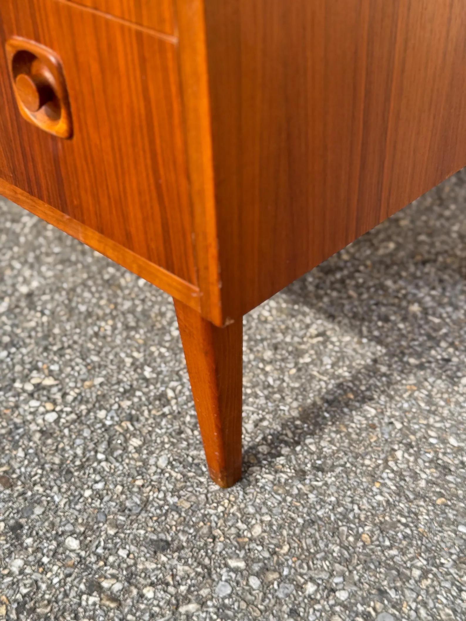 Mid-Century moderno Scrivania moderna svedese di metà secolo in teak con Rolle e scompartimenti in vendita
