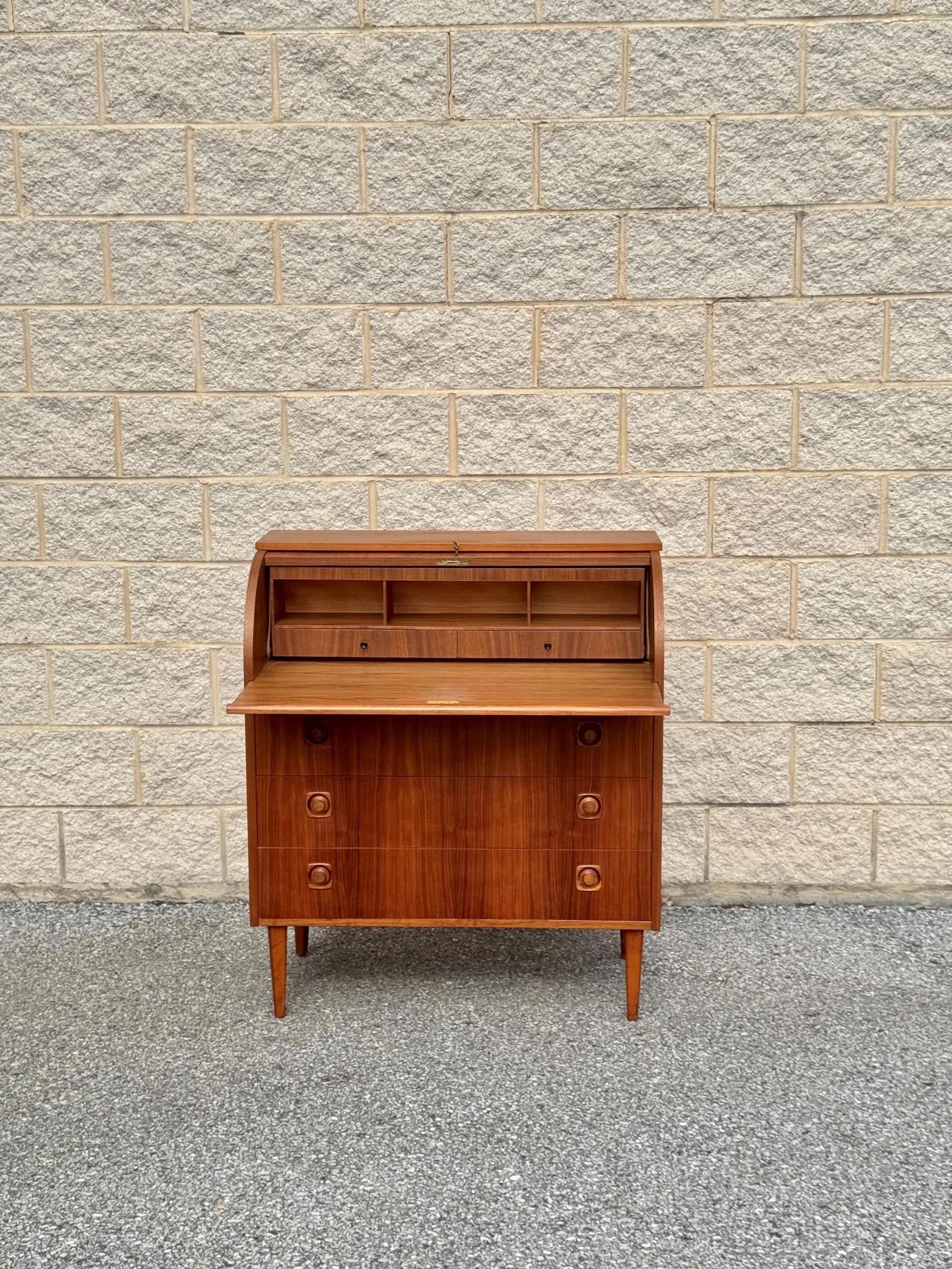 Svedese Scrivania moderna svedese di metà secolo in teak con Rolle e scompartimenti in vendita