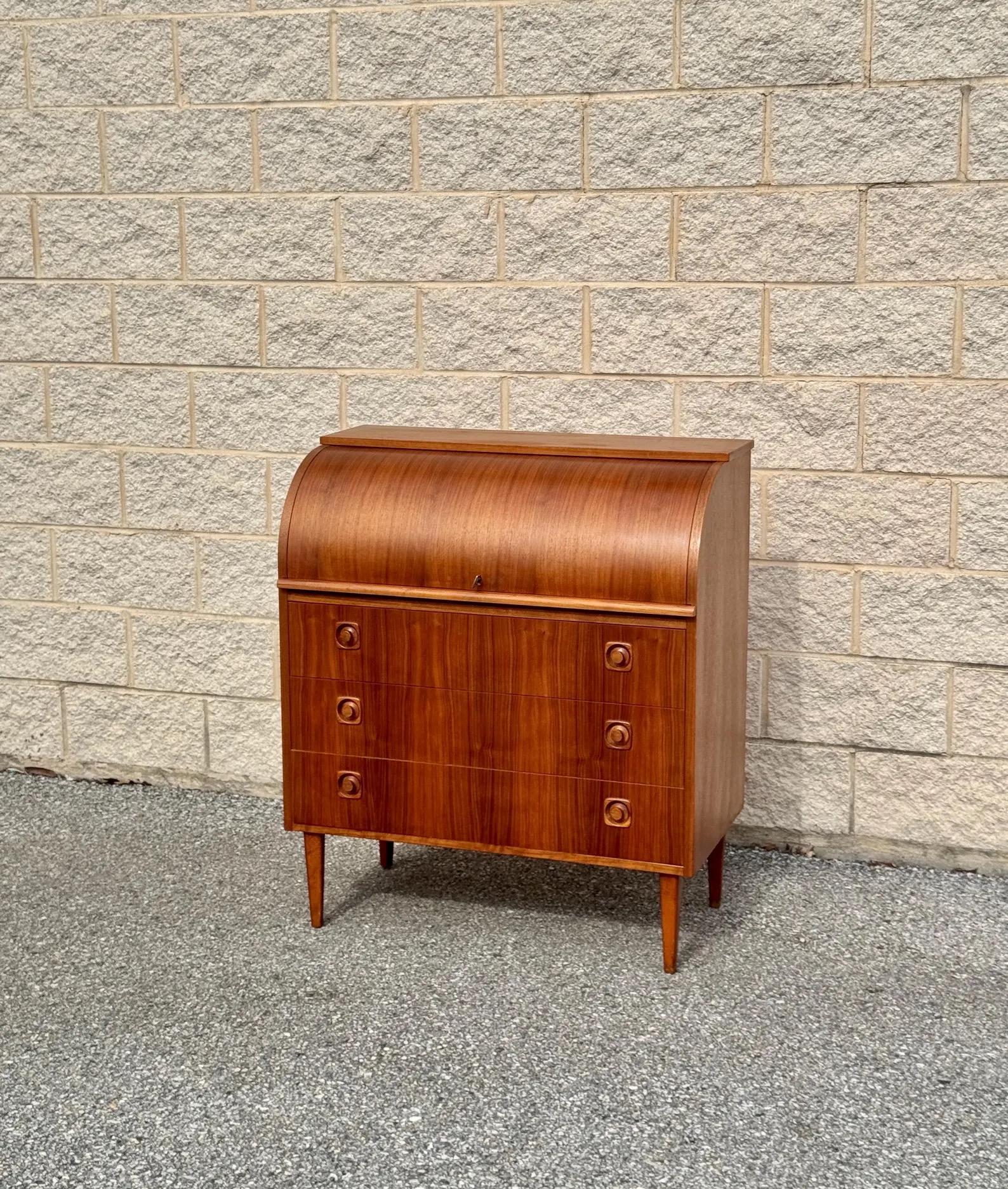 Scrivania moderna svedese di metà secolo in teak con Rolle e scompartimenti In condizioni buone in vendita a Elkton, MD