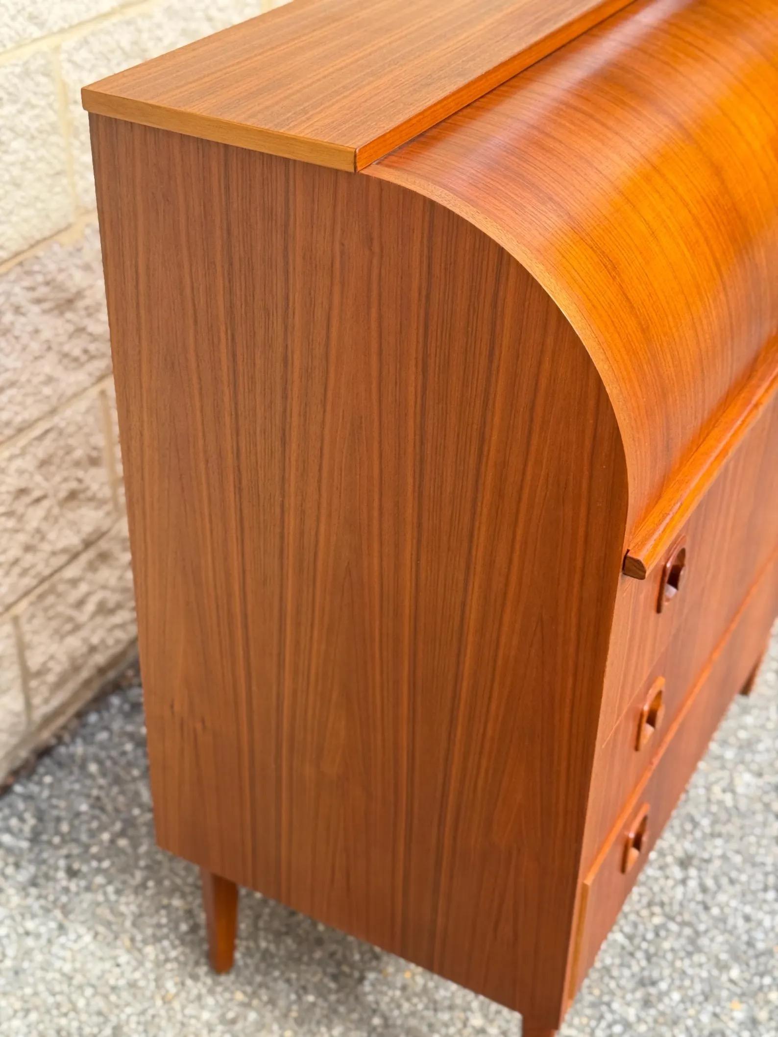 XX secolo Scrivania moderna svedese di metà secolo in teak con Rolle e scompartimenti in vendita