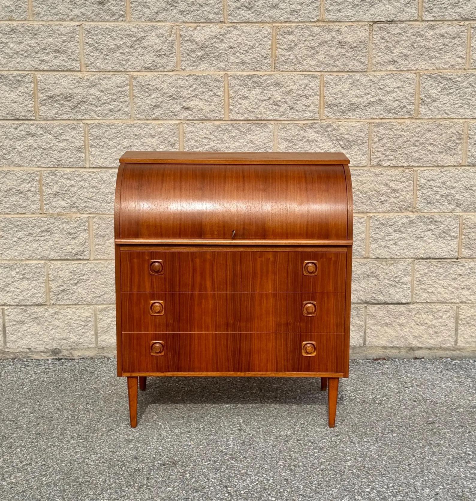 Teak Scrivania moderna svedese di metà secolo in teak con Rolle e scompartimenti in vendita