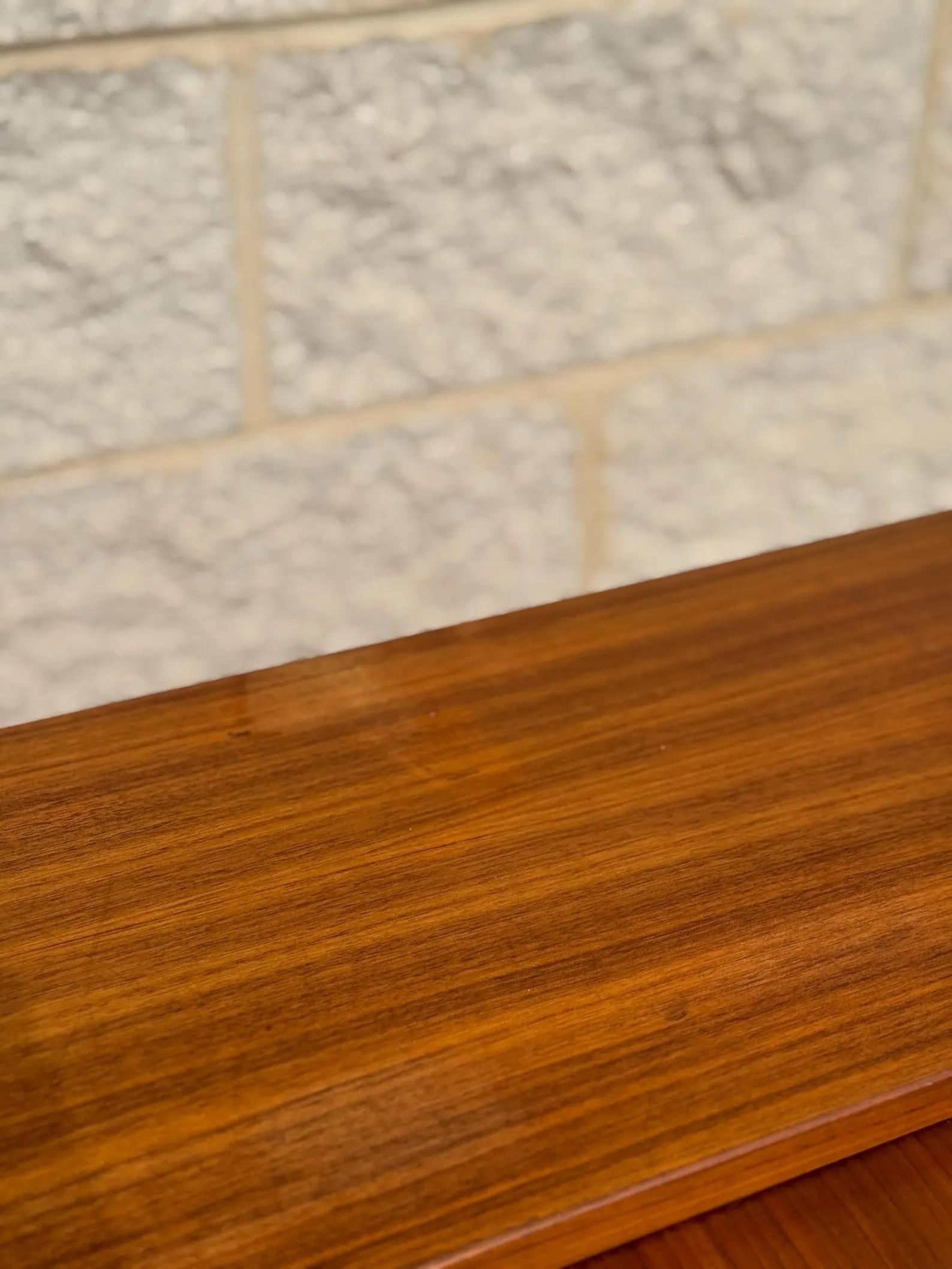 Scrivania moderna svedese di metà secolo in teak con Rolle e scompartimenti in vendita 1