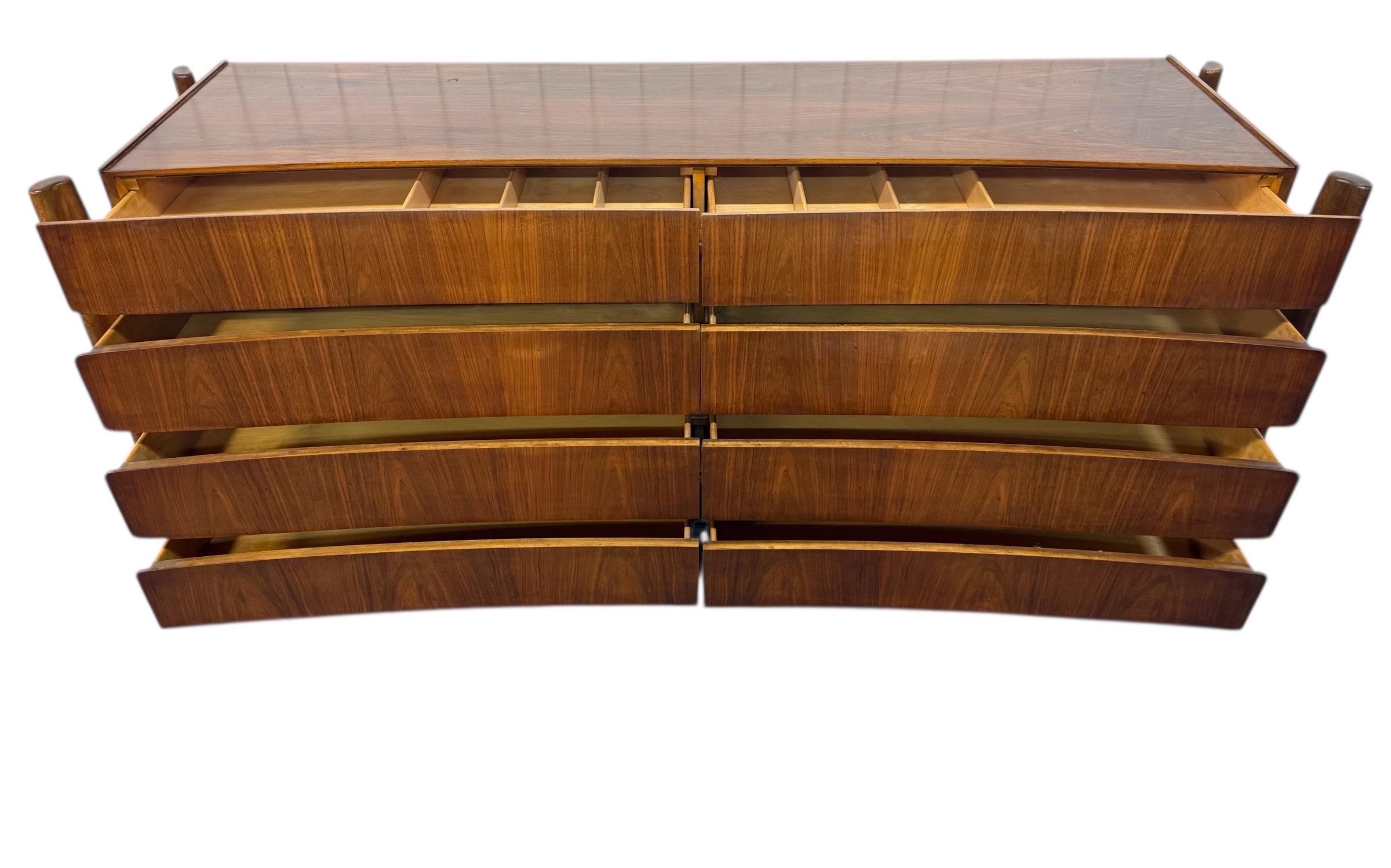 Mid-Century Swedish Modern William Hinn Sculptural Walnut Dresser in vendita 3