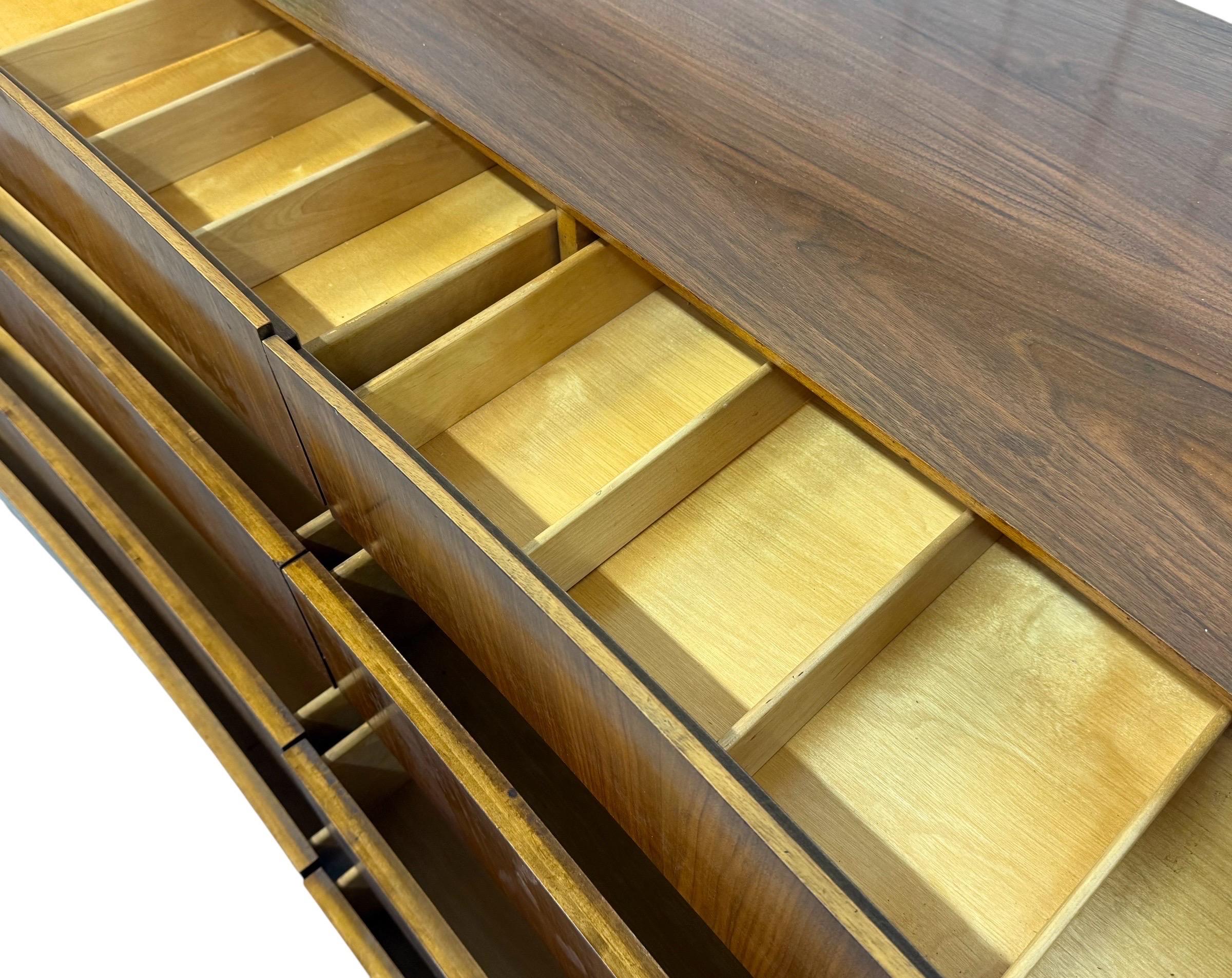 Mid-Century Swedish Modern William Hinn Sculptural Walnut Dresser in vendita 4