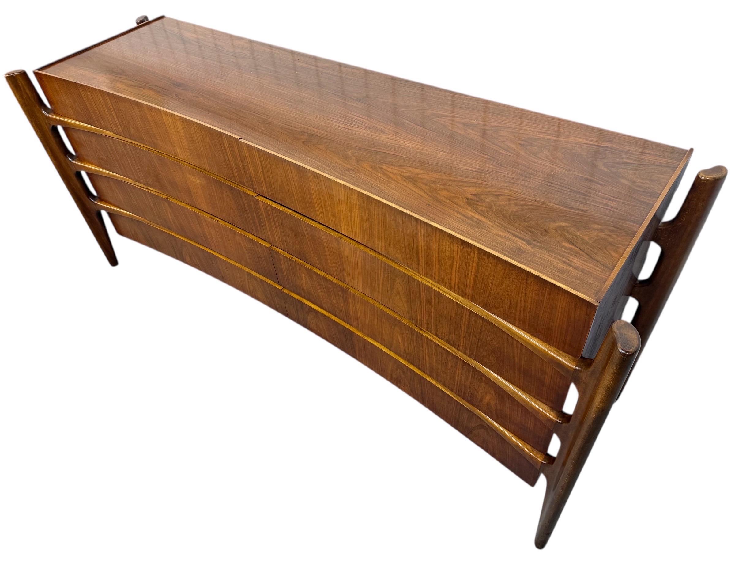 Mid-Century moderno Mid-Century Swedish Modern William Hinn Sculptural Walnut Dresser in vendita