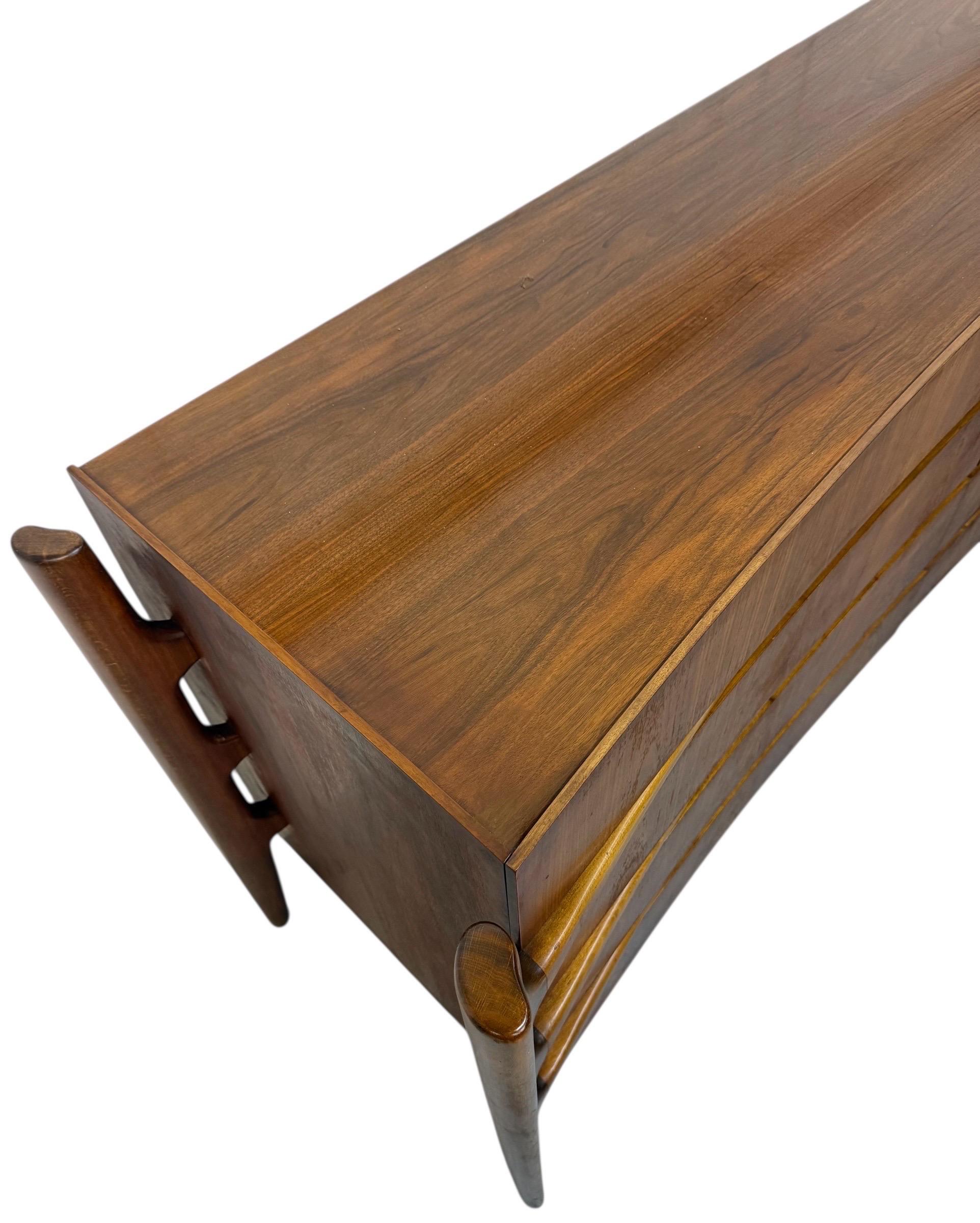 Svedese Mid-Century Swedish Modern William Hinn Sculptural Walnut Dresser in vendita