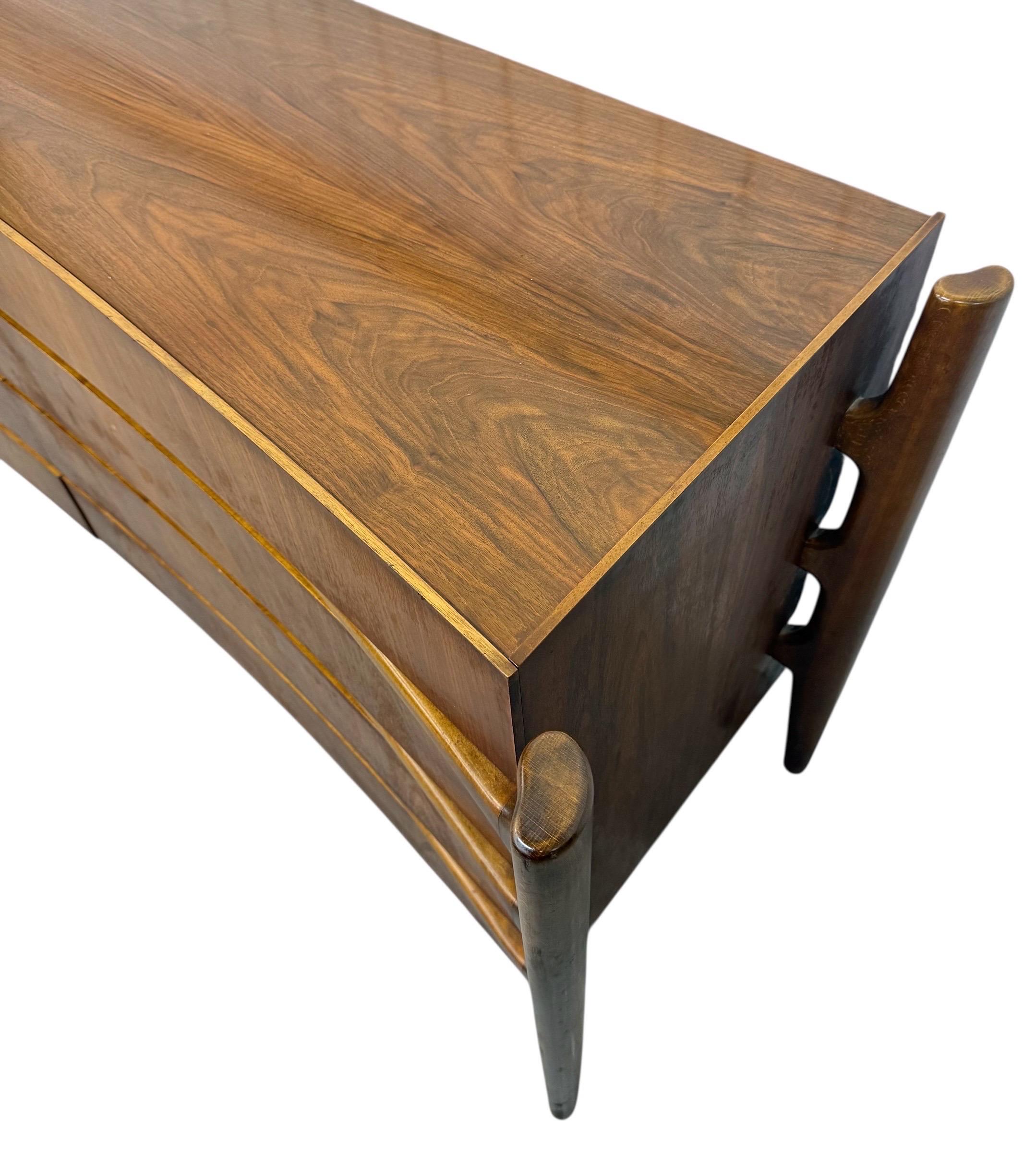 Mid-Century Swedish Modern William Hinn Sculptural Walnut Dresser In condizioni buone in vendita a Clarksboro, NJ
